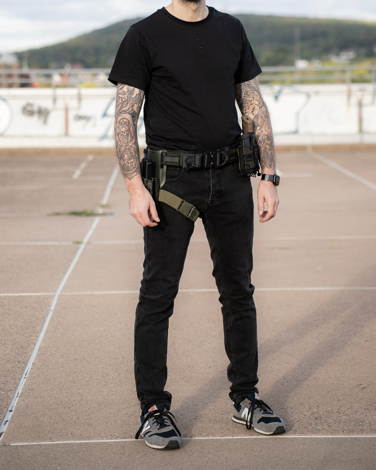 The Wormskin Jeans getragen zum T-Shirt, Ganzkörper frontal mit Battle Belt