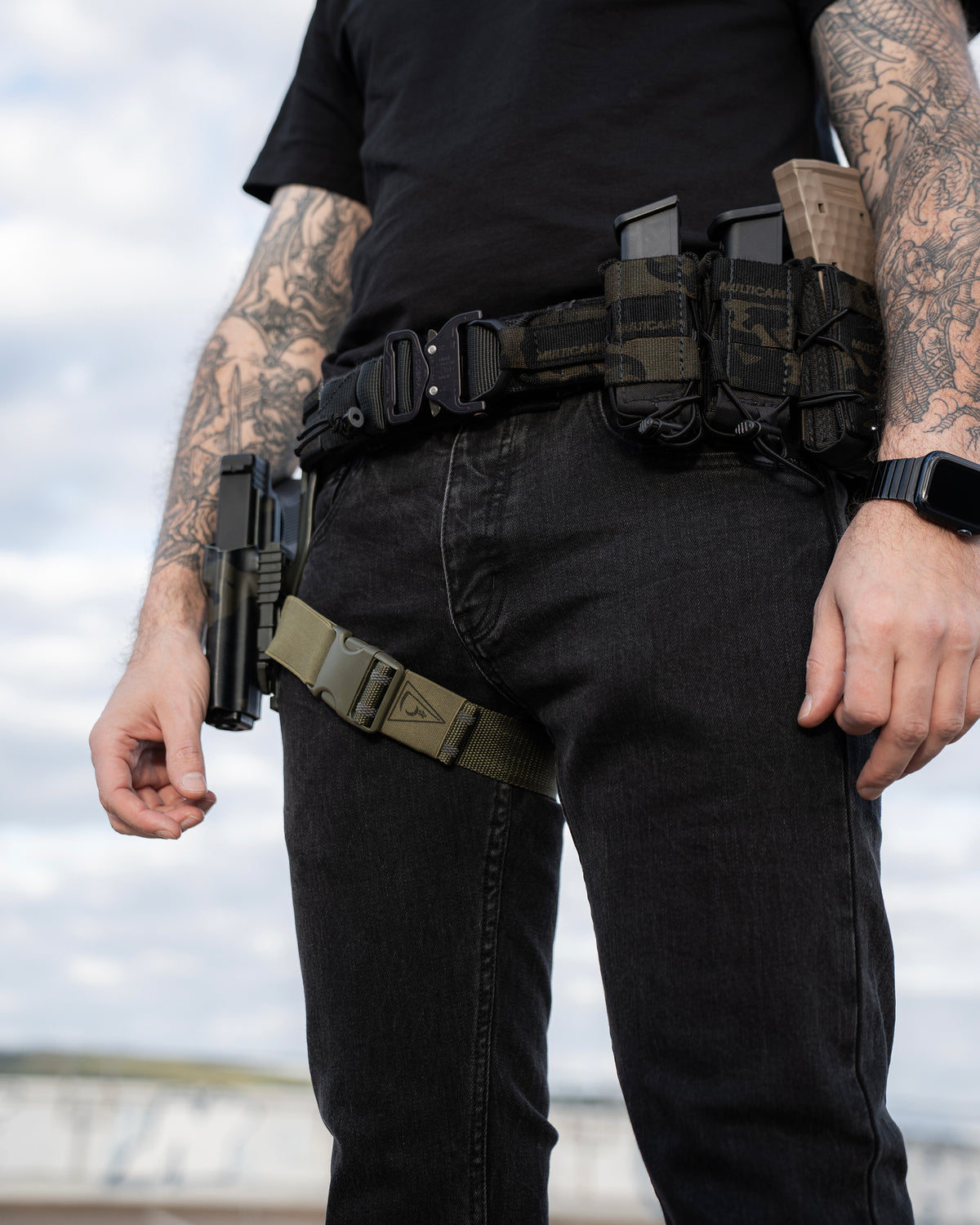 The Wormskin Jeans getragen, Hüftpartie im Detail mit Battle Belt und Holster