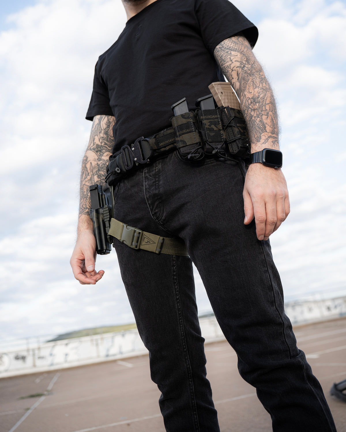 The Wormskin Jeans getragen, Hüftpartie seitlich mit Battle Belt und Beinholster