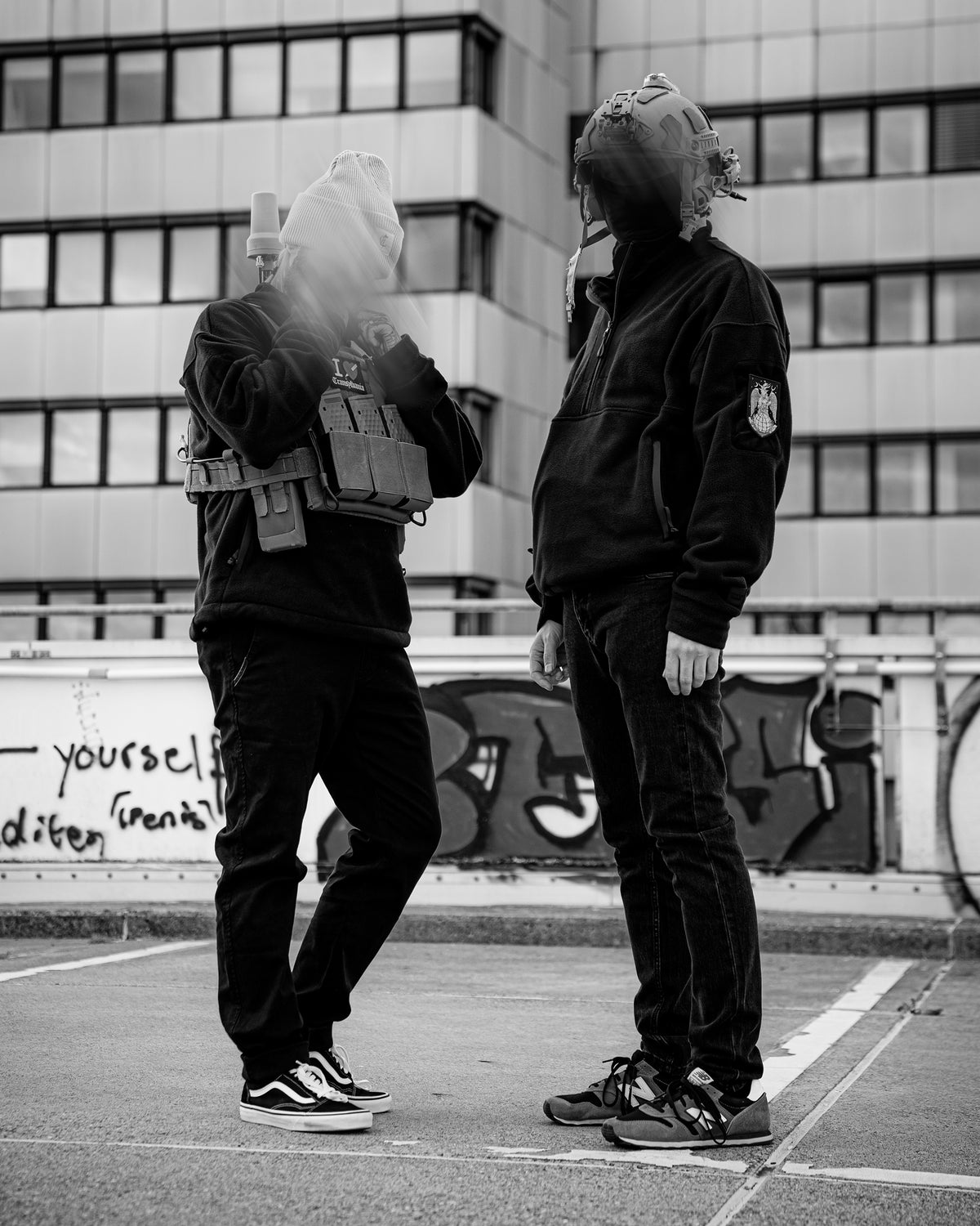Zwei Träger der Wormskin Jeans auf einem Parkdeck, Ganzkörper von hinten