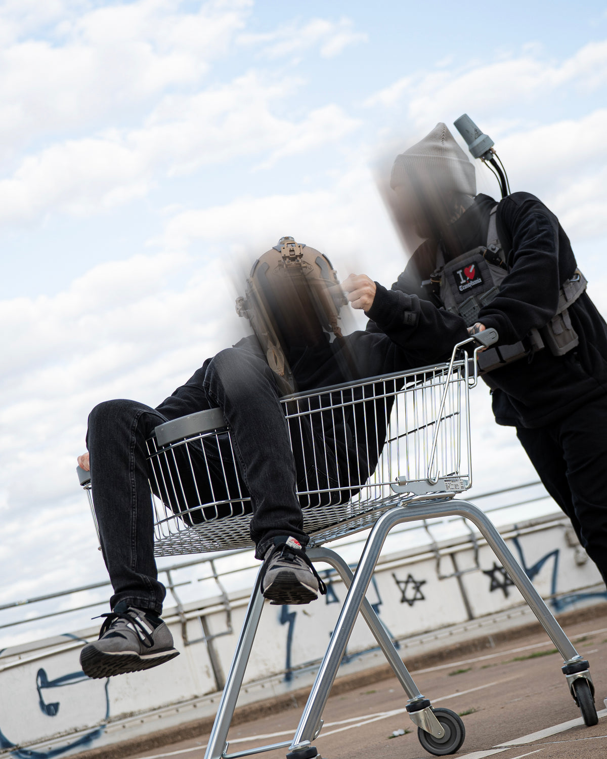 Zwei Träger der Wormskin Jeans mit einem Einkaufswagen auf einem Parkdeck