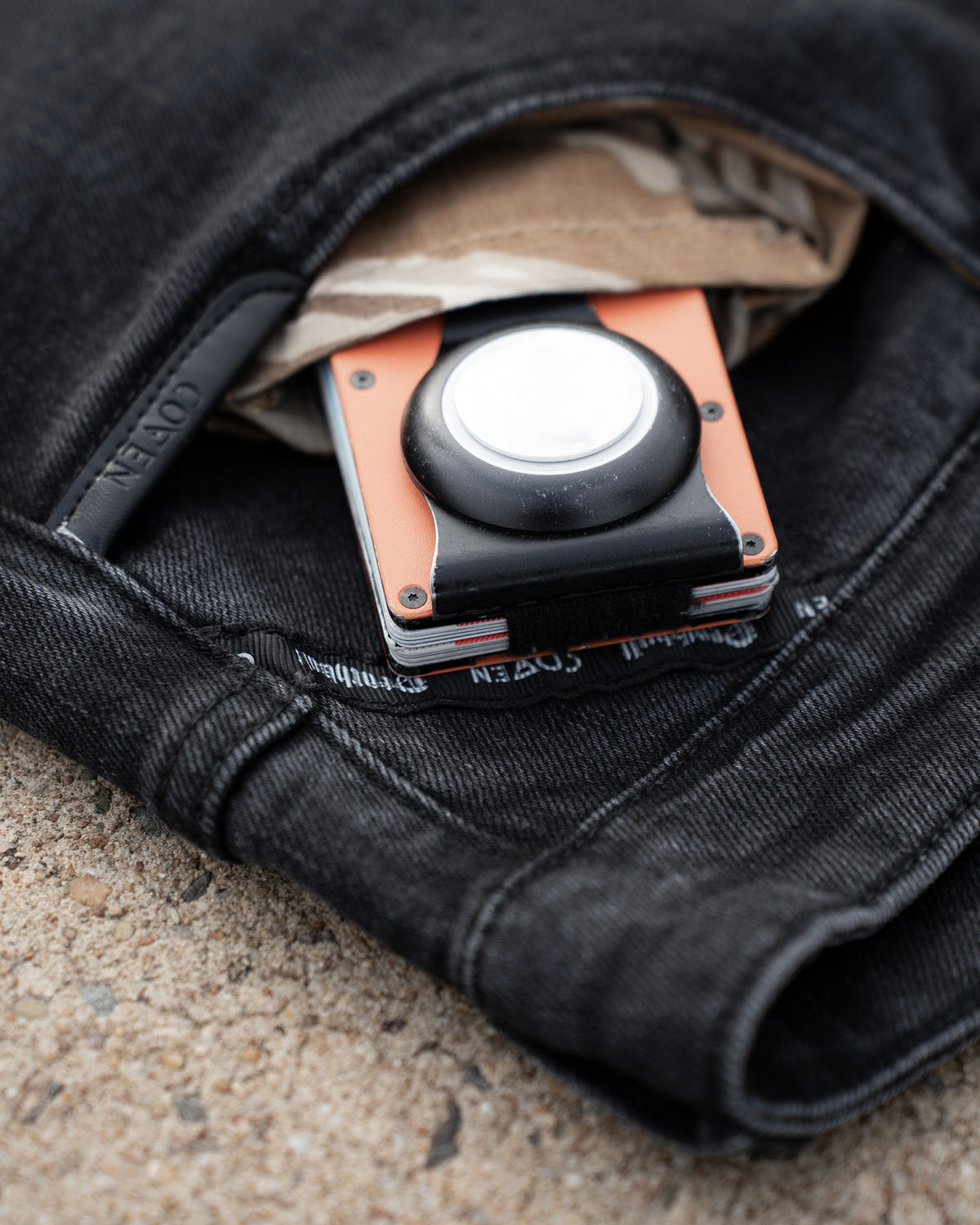 The Wormskin Jeans in Washed Black, Gesäßtasche mit COVEN Wallet im Detail