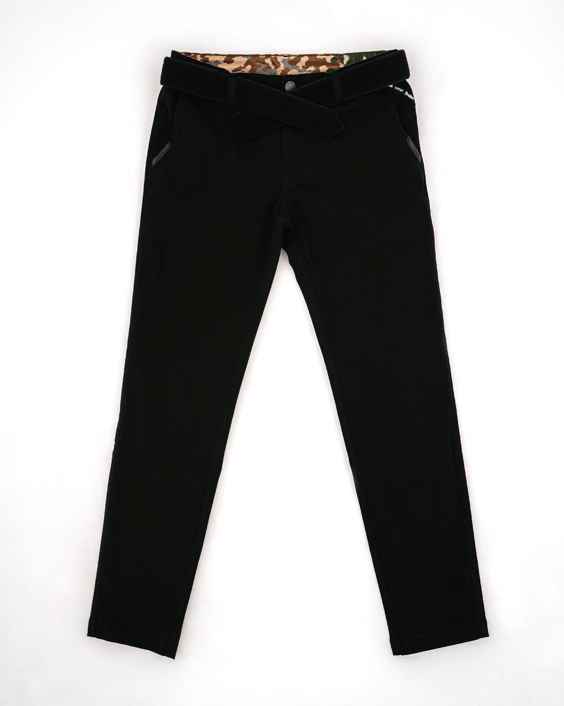 Dead Drop Chino Aeon Coven Camo in Schwarz, Hose flach von vorn mit umgeschlagenem Bund und Coven-Camo-Innenfutter