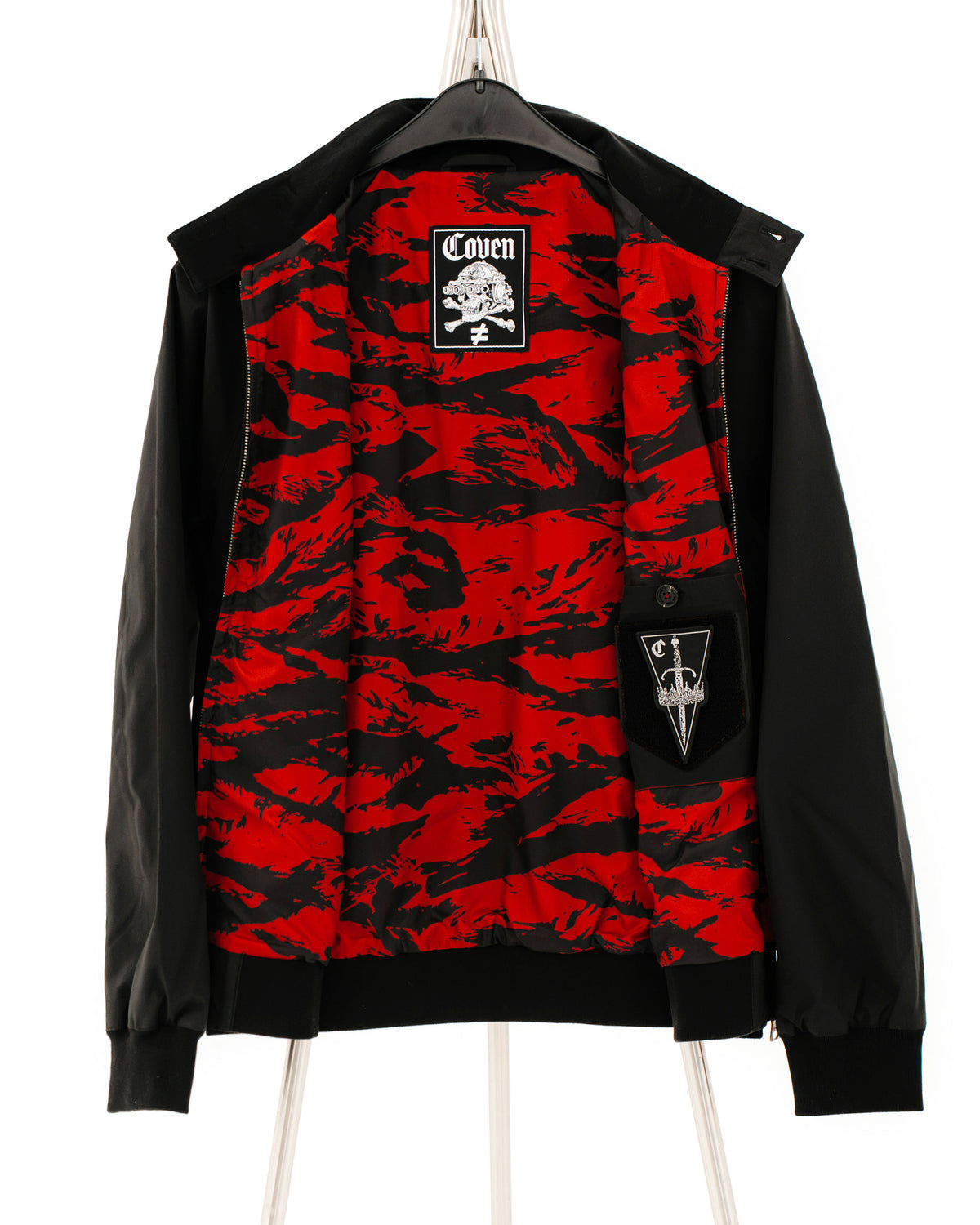 The Pariah Harrington Jacke in Schwarz, am Bügel geöffnet mit komplettem Tiger Stripe Red Innenfutter