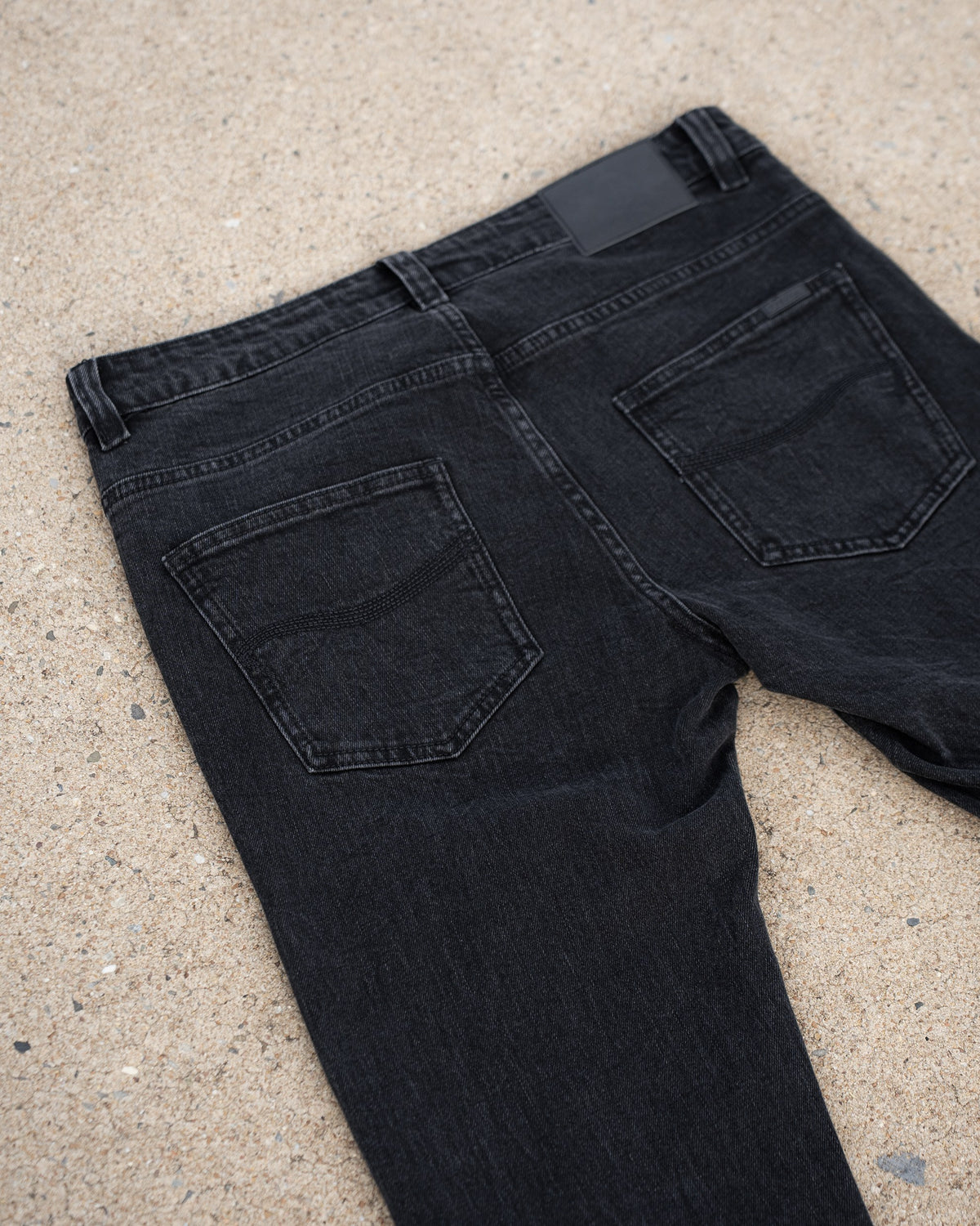 The Wormskin Jeans in Washed Black, Rückansicht der Hüftpartie flach mit beiden Gesäßtaschen