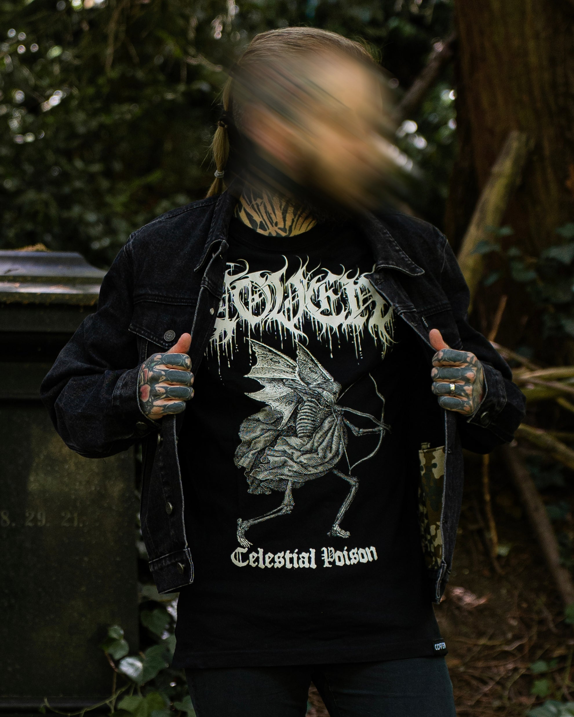Model in schwarzer COVEN Trucker Jacket 'Kunduz Drift' über schwarzem Shirt