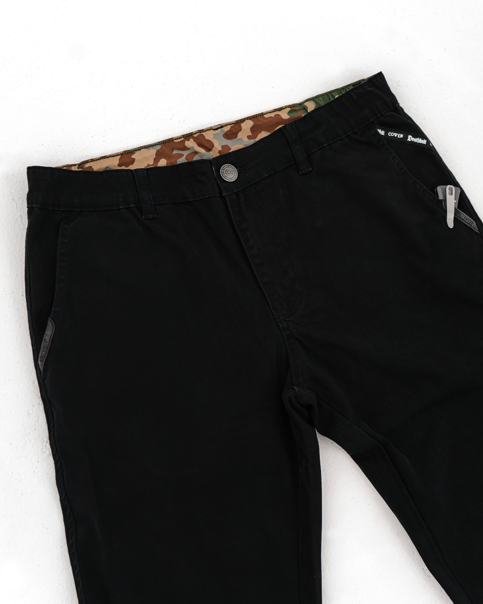 Dead Drop Chino Aeon Coven Camo in Schwarz, Hüftpartie mit Coven-Camo-Bund und Reißverschlusstasche