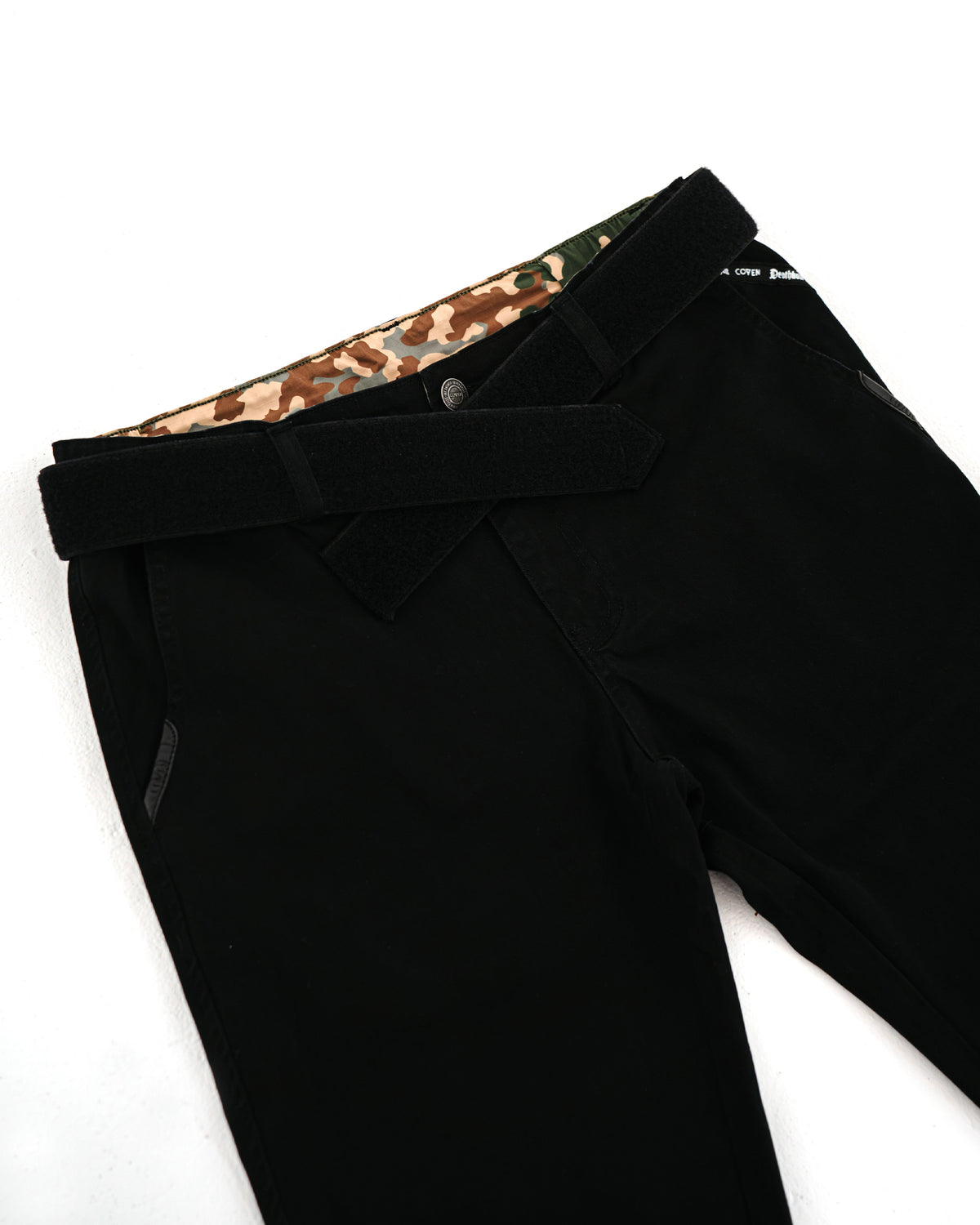 Dead Drop Chino Aeon Coven Camo in Schwarz, breite Gürtelschlaufe am Coven-Camo-Bund