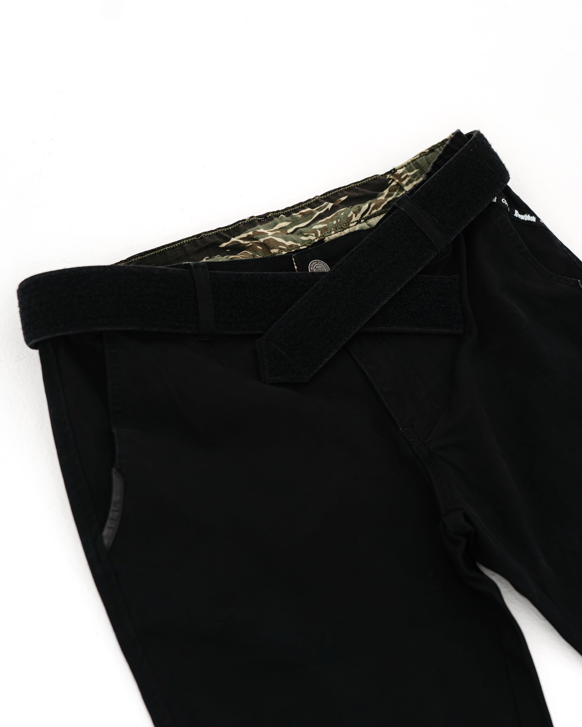 Dead Drop Chino Aeon Tigerstripe in Schwarz, breite Gürtelschlaufe am Tigerstripe-Bund