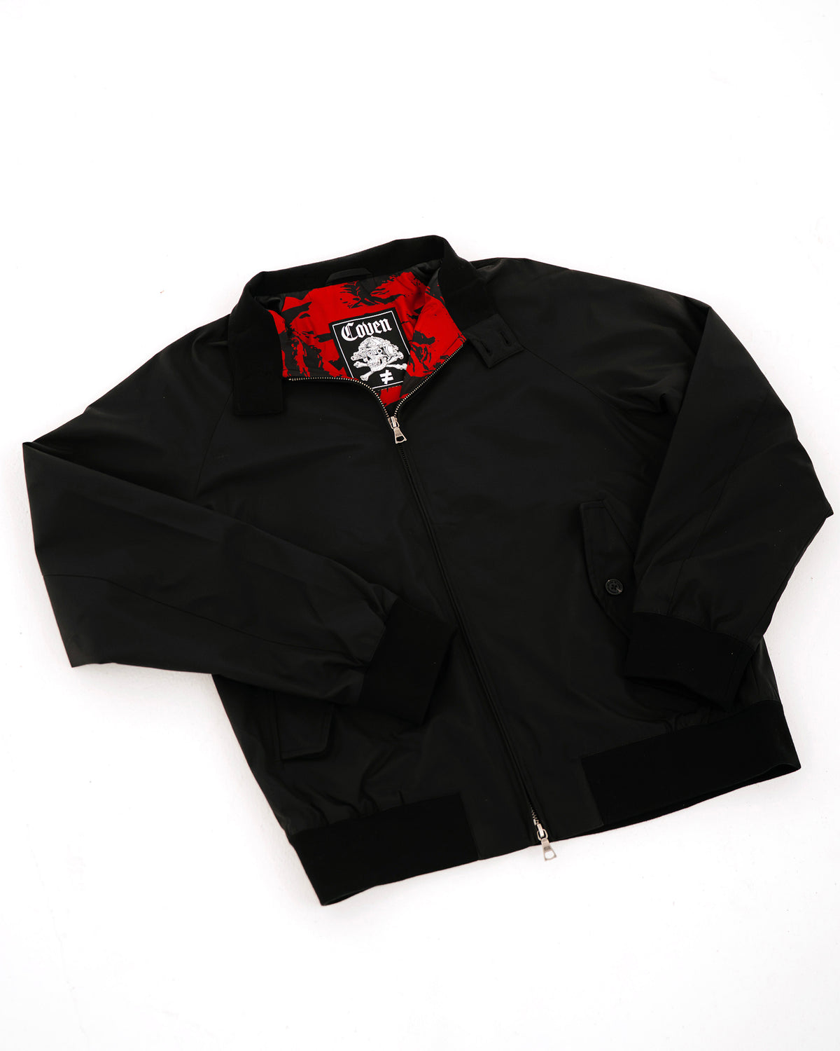 The Pariah Harrington Jacke in Schwarz, komplette Jacke flach leicht schräg von vorn