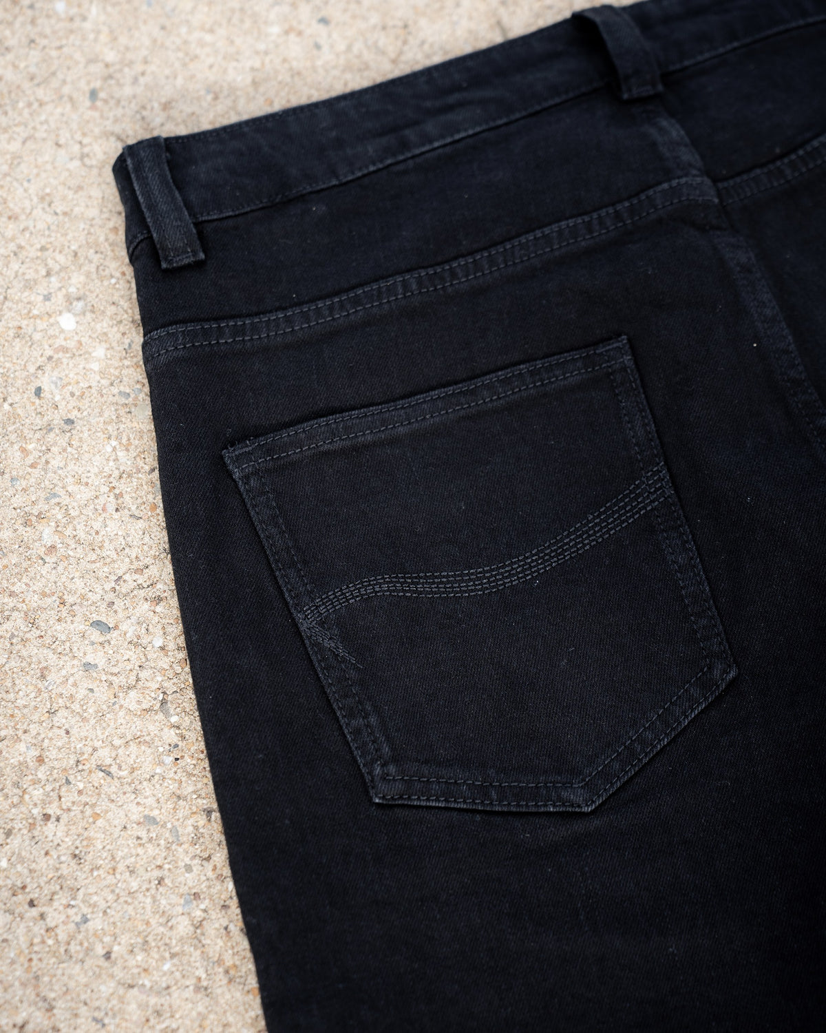 The Wormskin Jeans in Schwarz, Gesäßtasche mit Bund und Gürtelschlaufen von oben