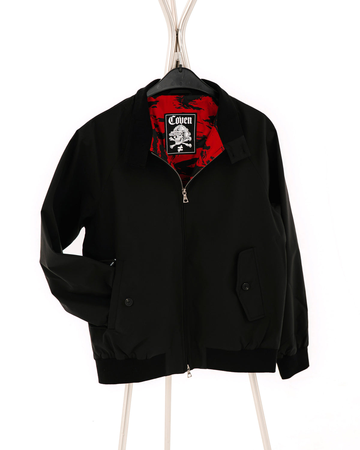 The Pariah Harrington Jacke in Schwarz, Vorderansicht am Bügel mit entspannten Ärmeln