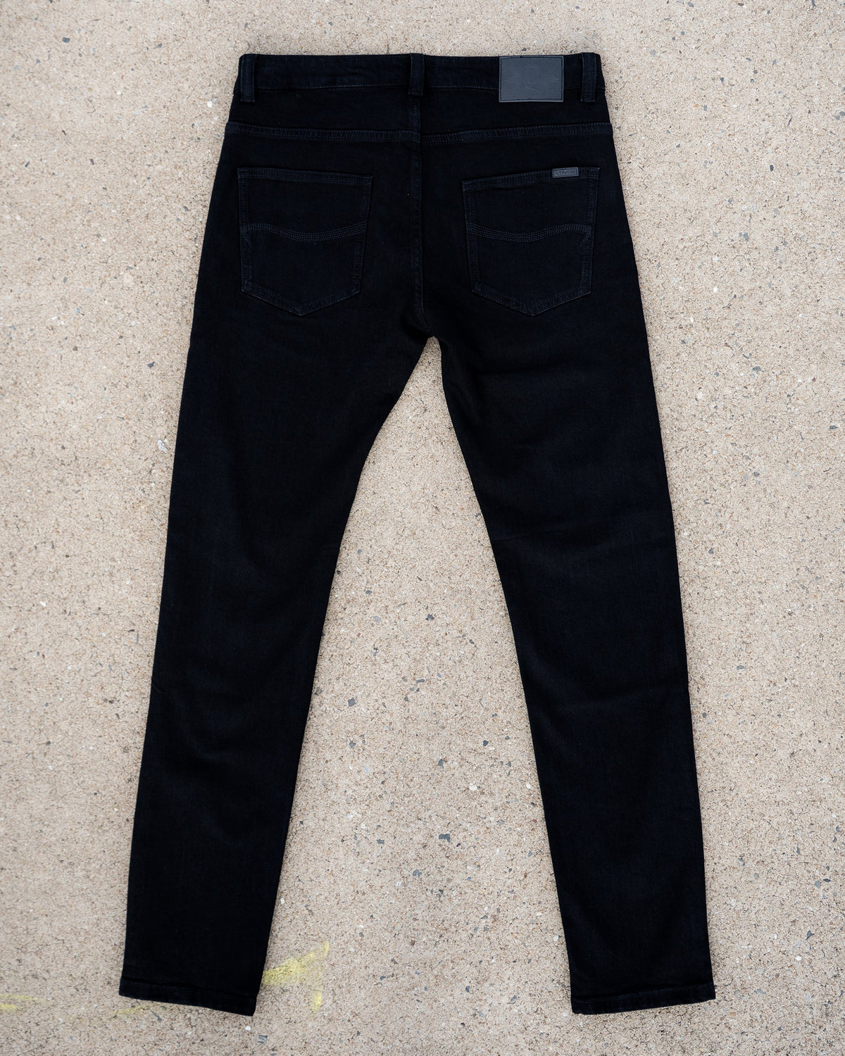 The Wormskin Jeans in Schwarz, komplette Jeans flach von hinten