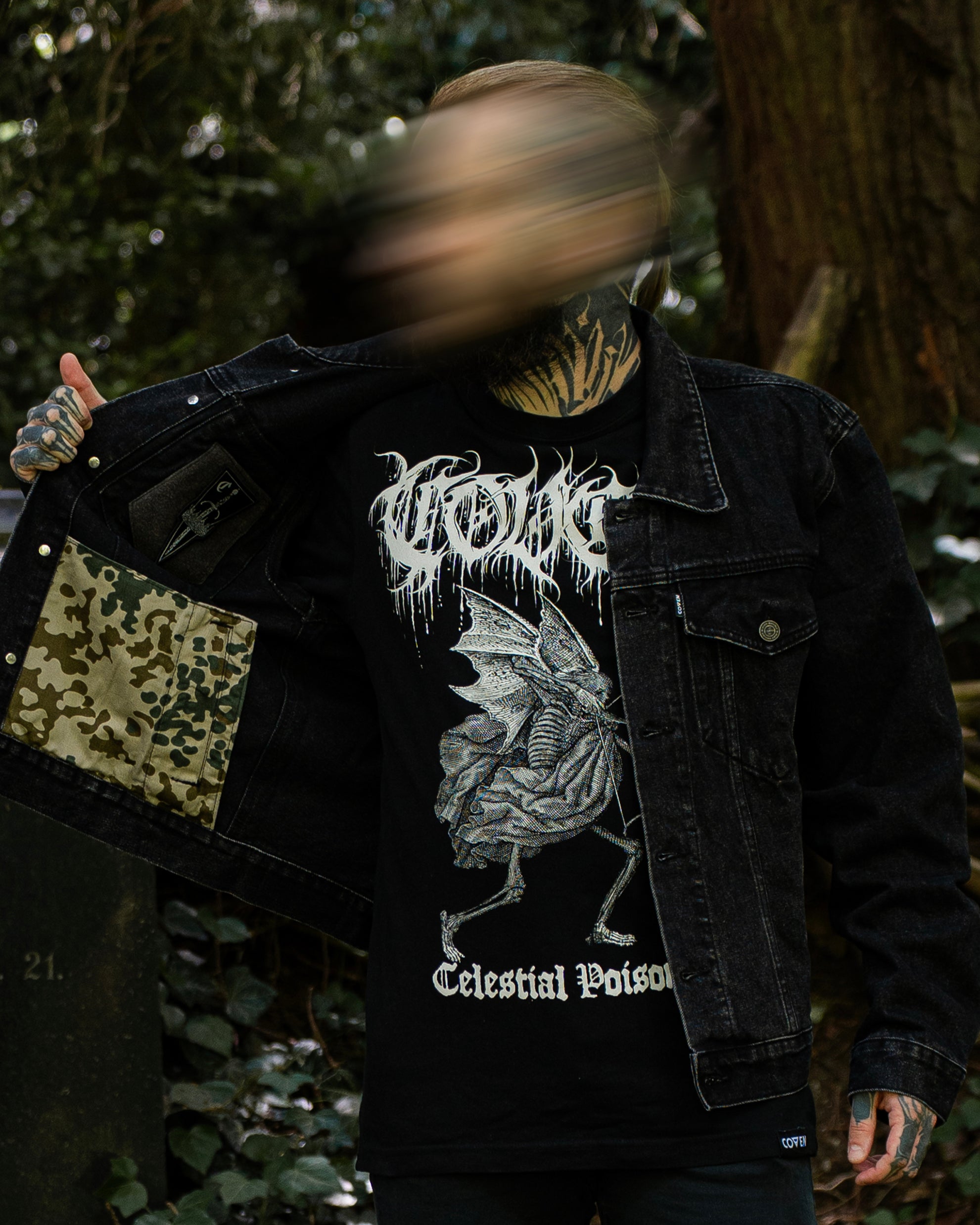 Camouflage-Innentasche der schwarzen COVEN Trucker Jacket 'Kunduz Drift'