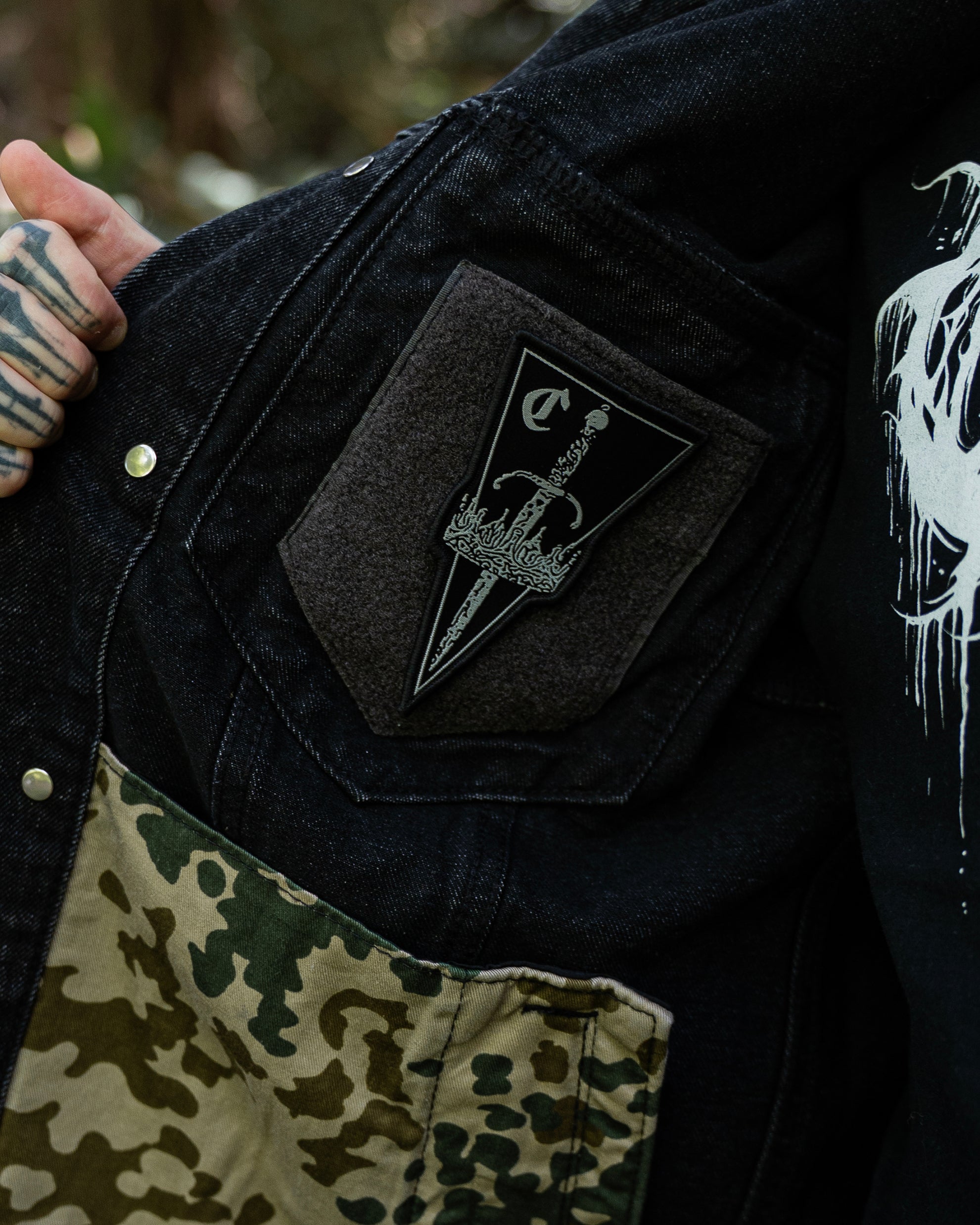 Dolch-Patch an der Innentasche der COVEN Trucker Jacket 'Kunduz Drift'