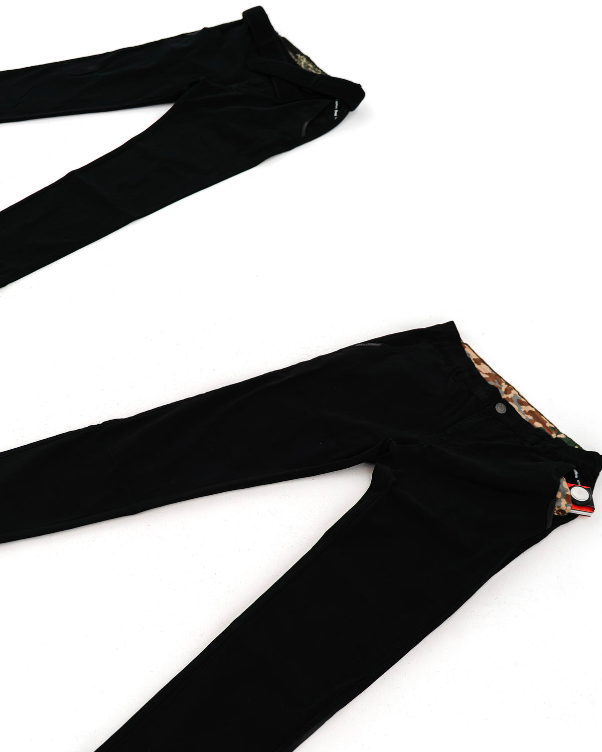 Dead Drop Chino Aeon Tigerstripe in Schwarz, Hosenbeine flach ausgelegt mit Tigerstripe-Bund