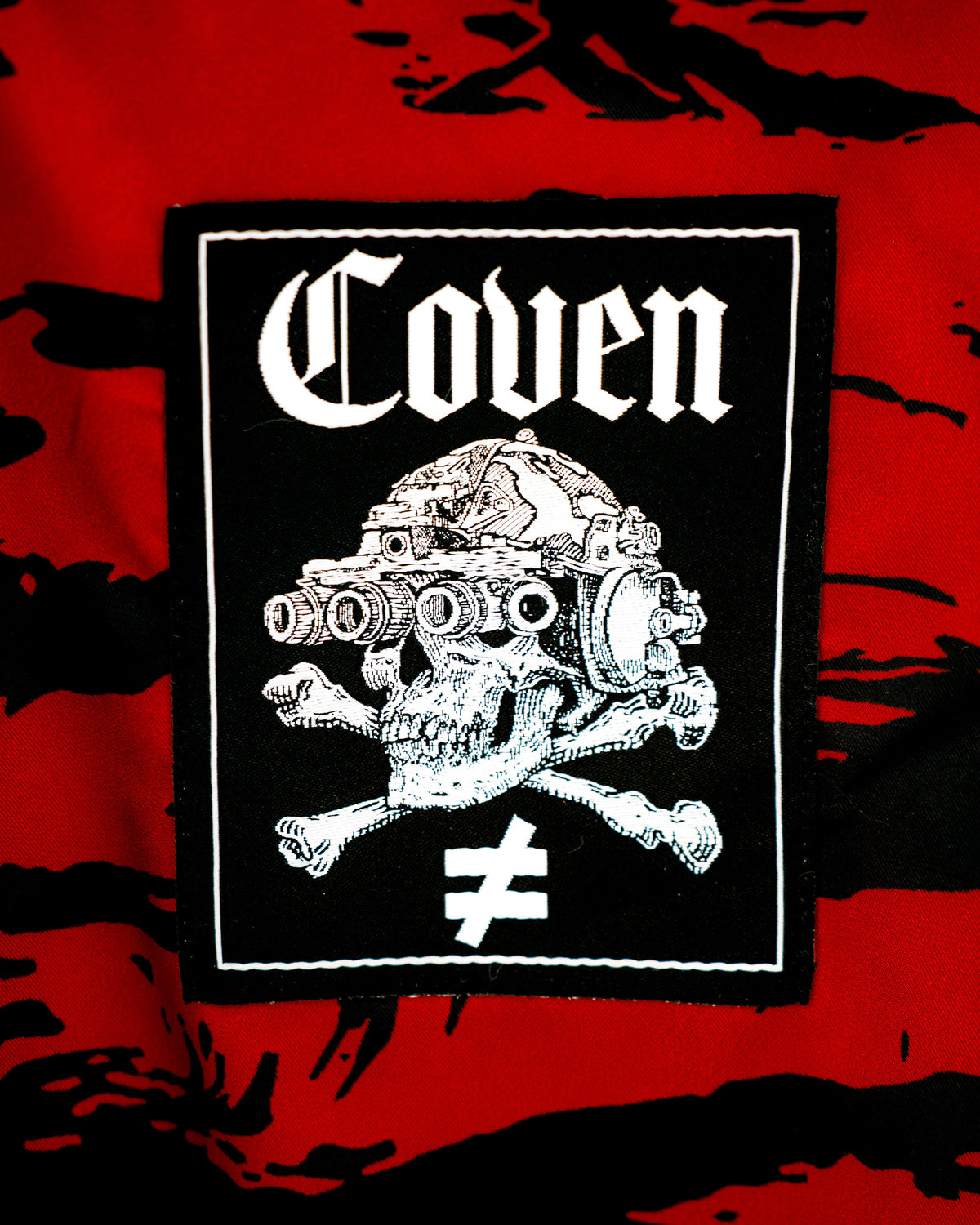 The Pariah Harrington Jacke in Schwarz, COVEN Label im Detail auf Tiger Stripe Red