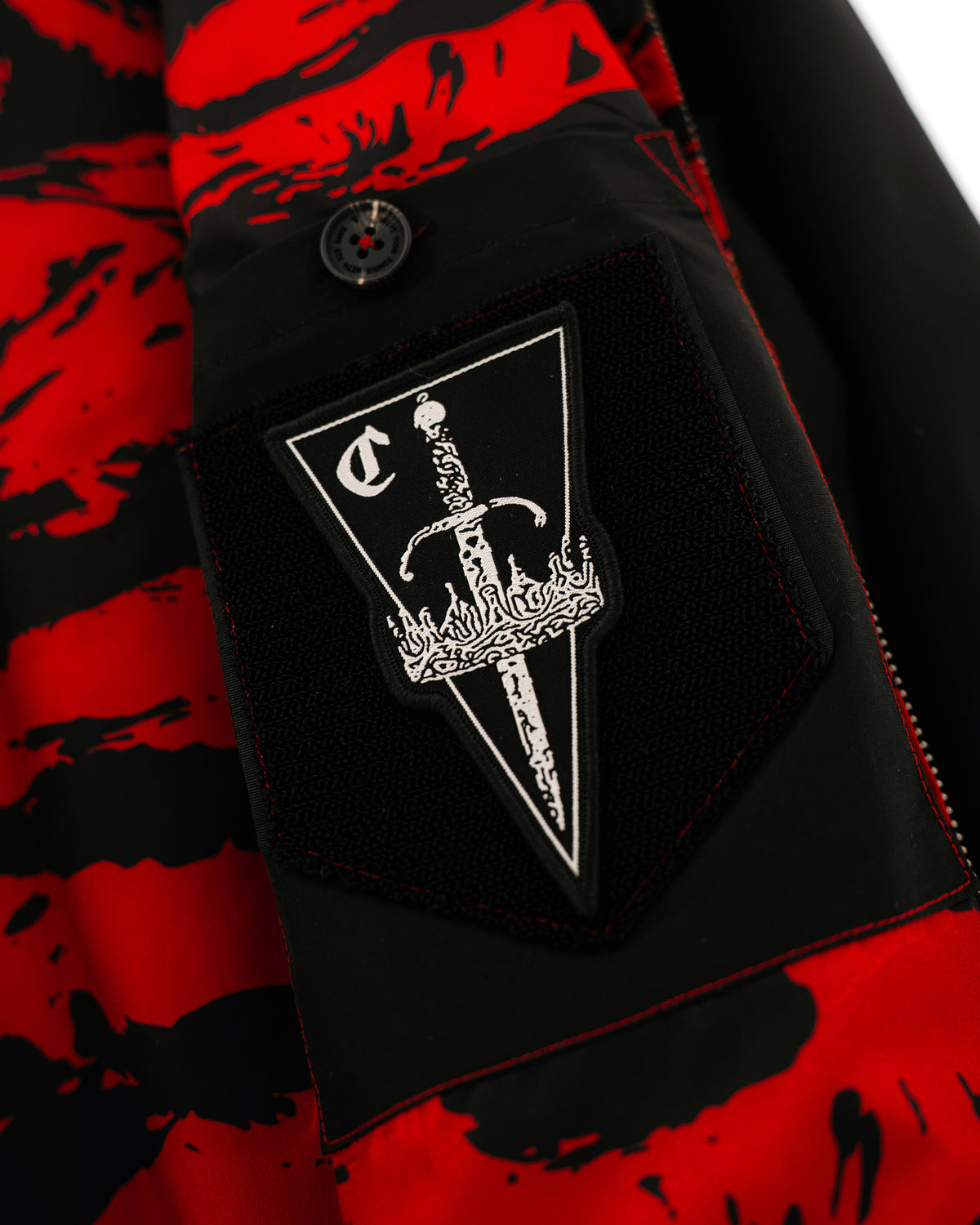 The Pariah Harrington Jacke in Schwarz, COVEN Patch auf der innenliegenden Patchflauschfläche