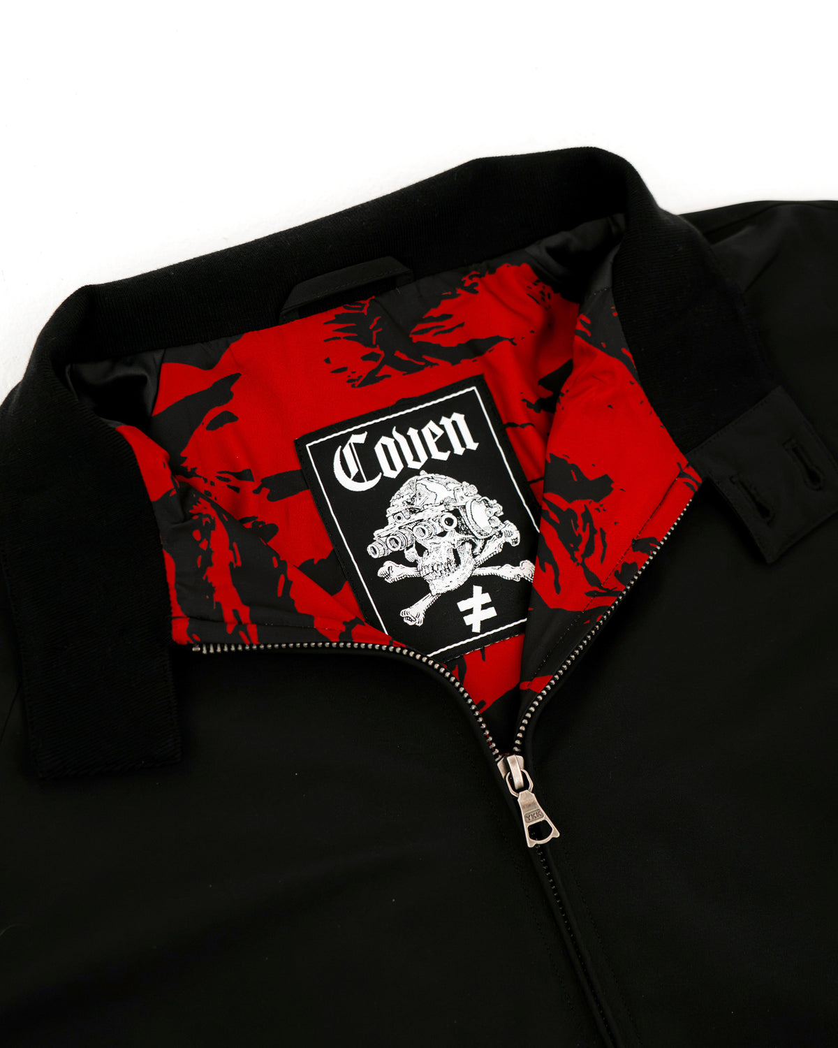 The Pariah Harrington Jacke in Schwarz, Kragen mit Tiger Stripe Red Futter und geöffnetem YKK Reißverschluss