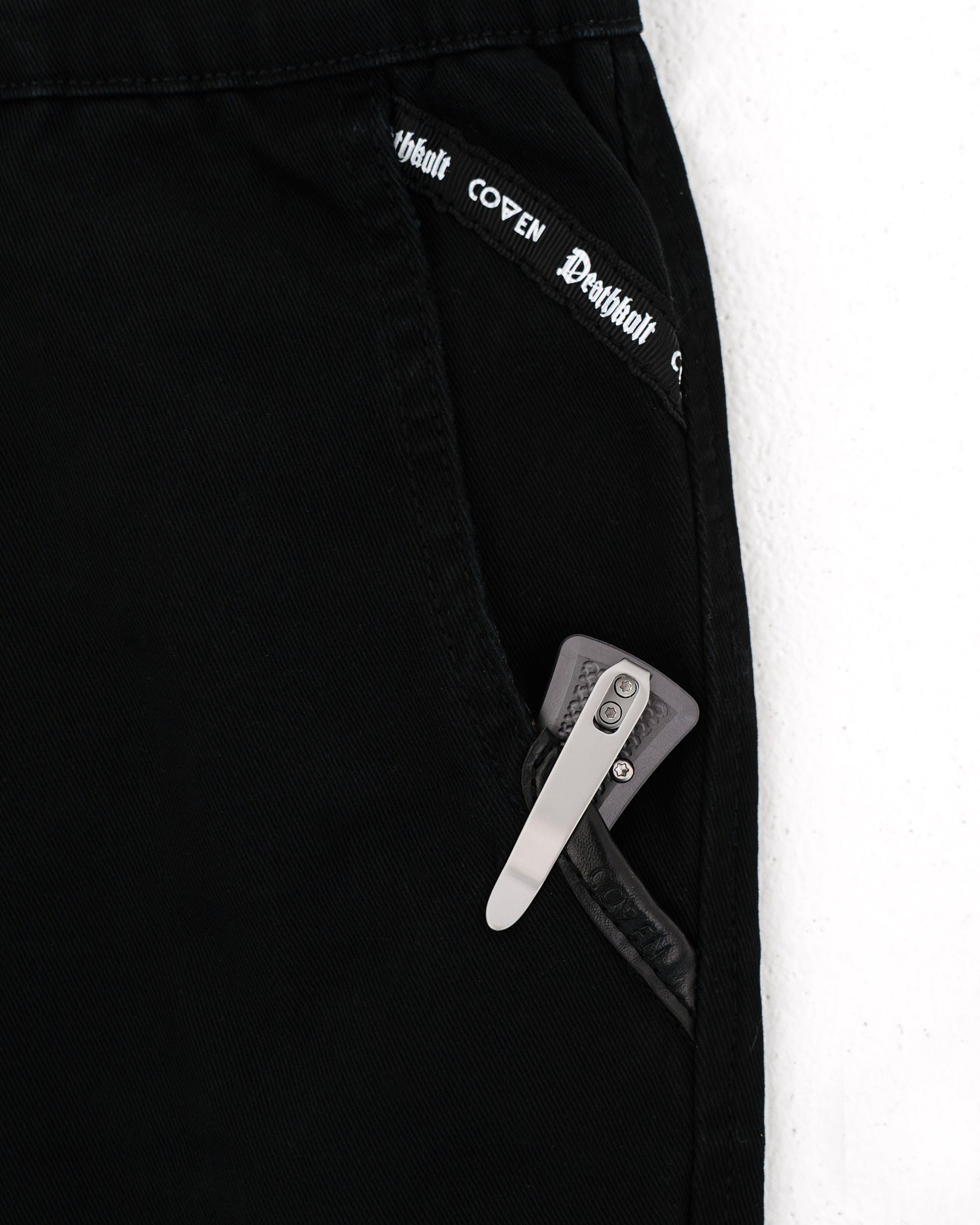 Dead Drop Chino Aeon Tigerstripe in Schwarz, Reißverschluss der Seitentasche mit COVEN Zipper