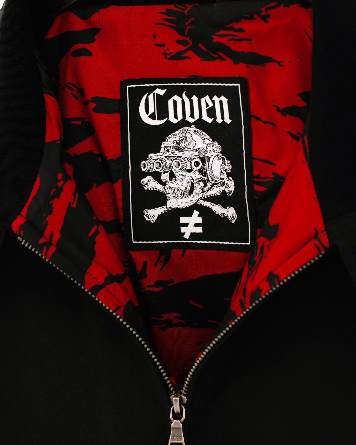 The Pariah Harrington Jacke in Schwarz, COVEN Label am Kragen über dem Tiger Stripe Red Futter