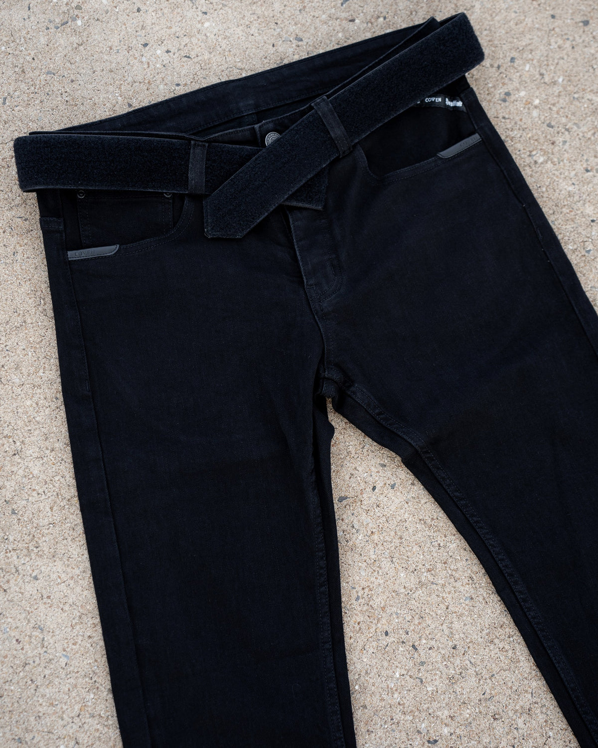 The Wormskin Jeans in Schwarz, Bund mit Klettgürtel im Detail