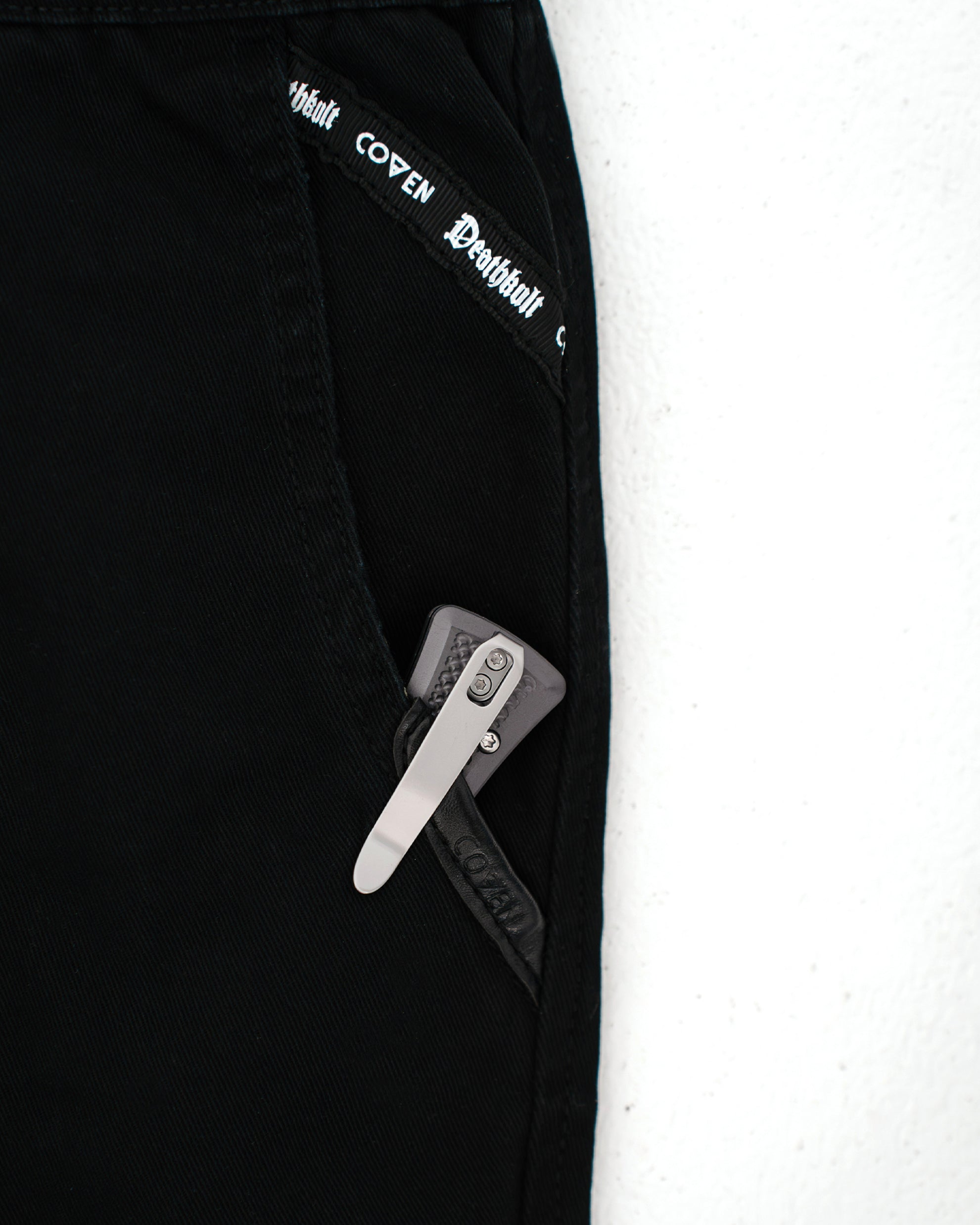 Dead Drop Chino Aeon Tigerstripe in Schwarz, seitliche Reißverschlusstasche im Detail
