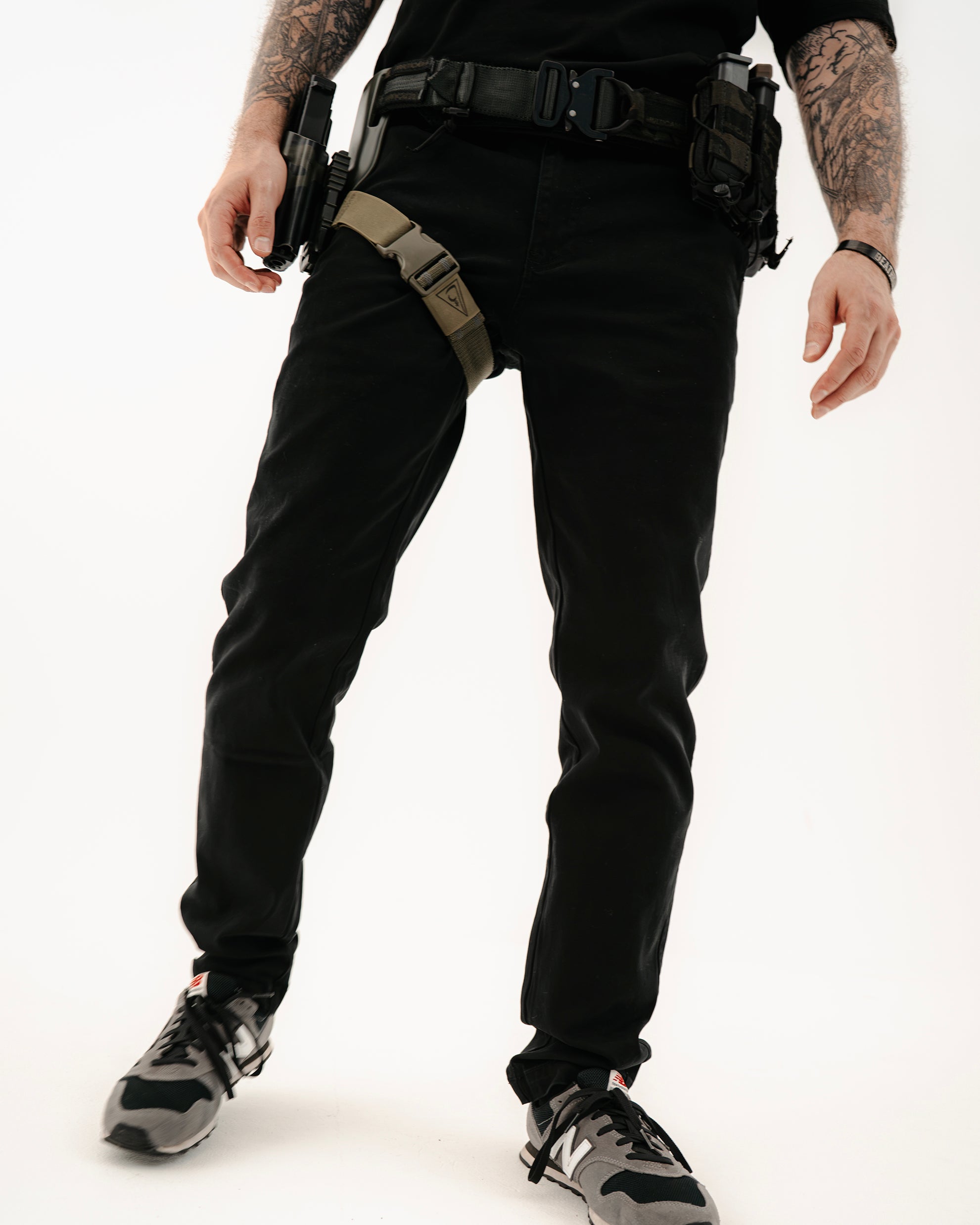Dead Drop Chino Aeon Coven Camo in Schwarz am Model, Ganzkörperaufnahme seitlich
