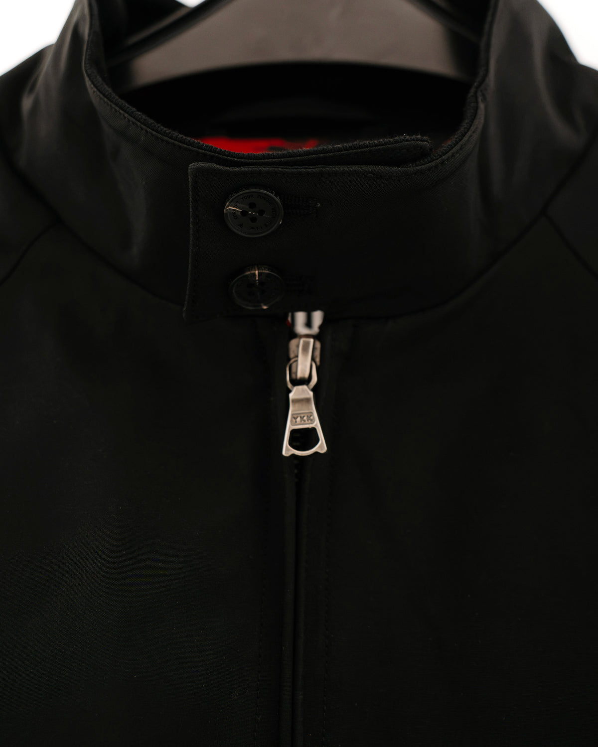 The Pariah Harrington Jacke in Schwarz, aufgestellter Kragen mit zwei Knöpfen und YKK Zipper