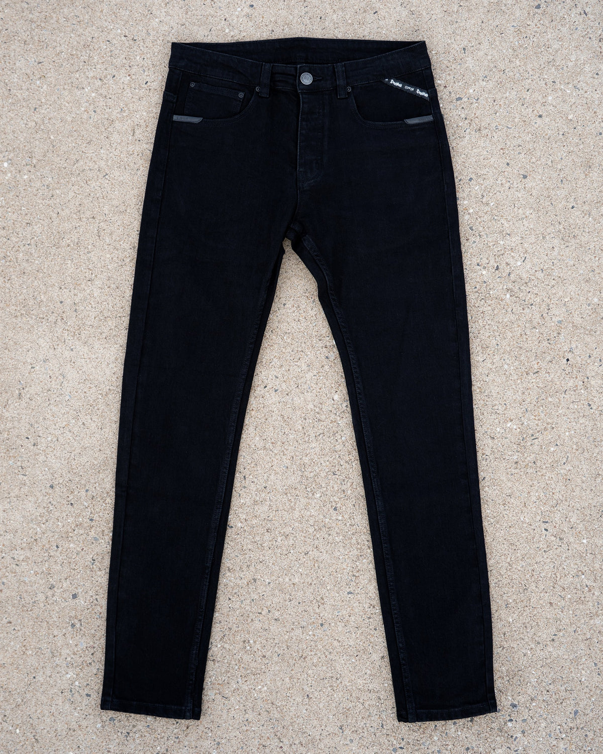 The Wormskin Jeans in Schwarz, komplette Jeans flach von vorn