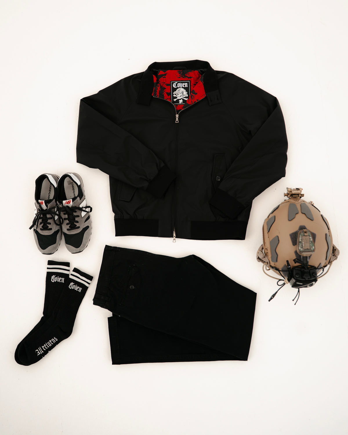 The Pariah Harrington Jacke in Schwarz im Outfit-Flatlay mit Hose, Sneakern, COVEN Socken und Helm