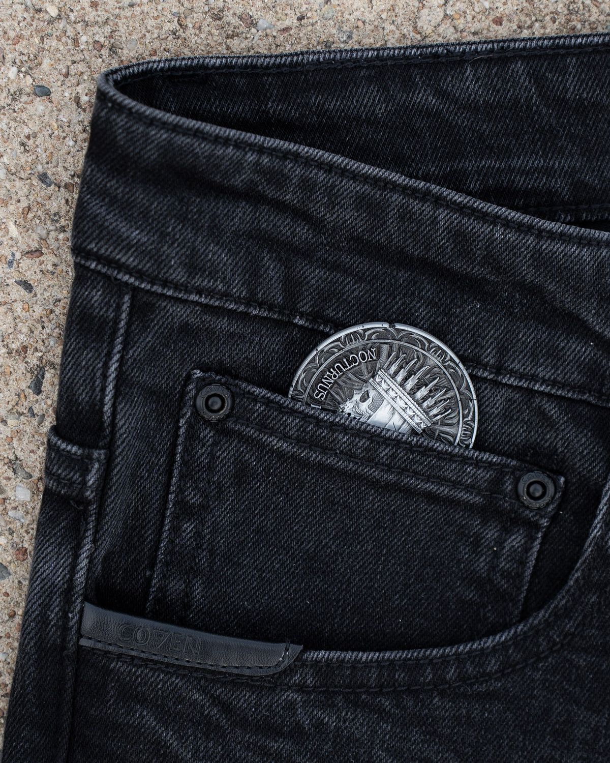 The Wormskin Jeans in Washed Black, Münztasche am Bund mit COVEN Coin