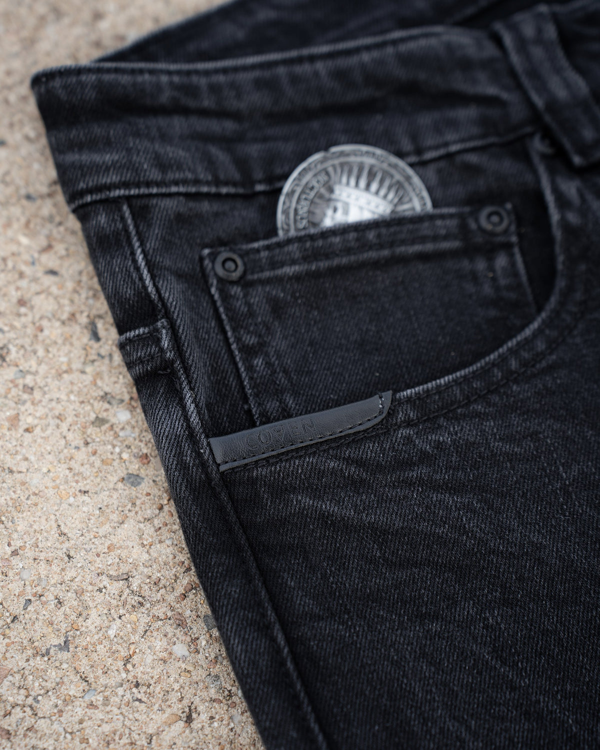 The Wormskin Jeans in Washed Black, Münztasche mit Coin und COVEN Lederlasche