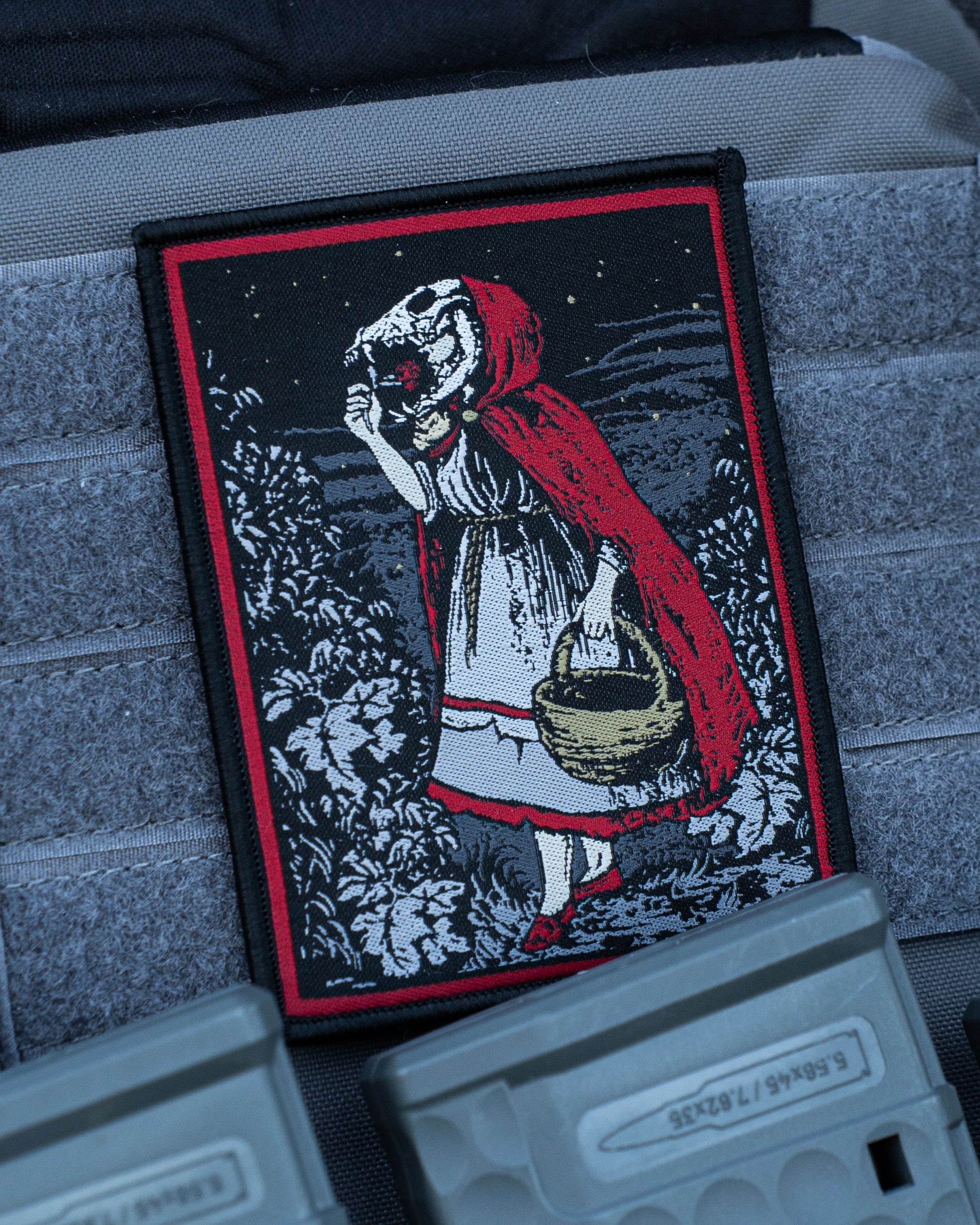 COVEN Patch Wolfsmund und Rosenblut – Blutmond Edition, getragen an Plate Carrier