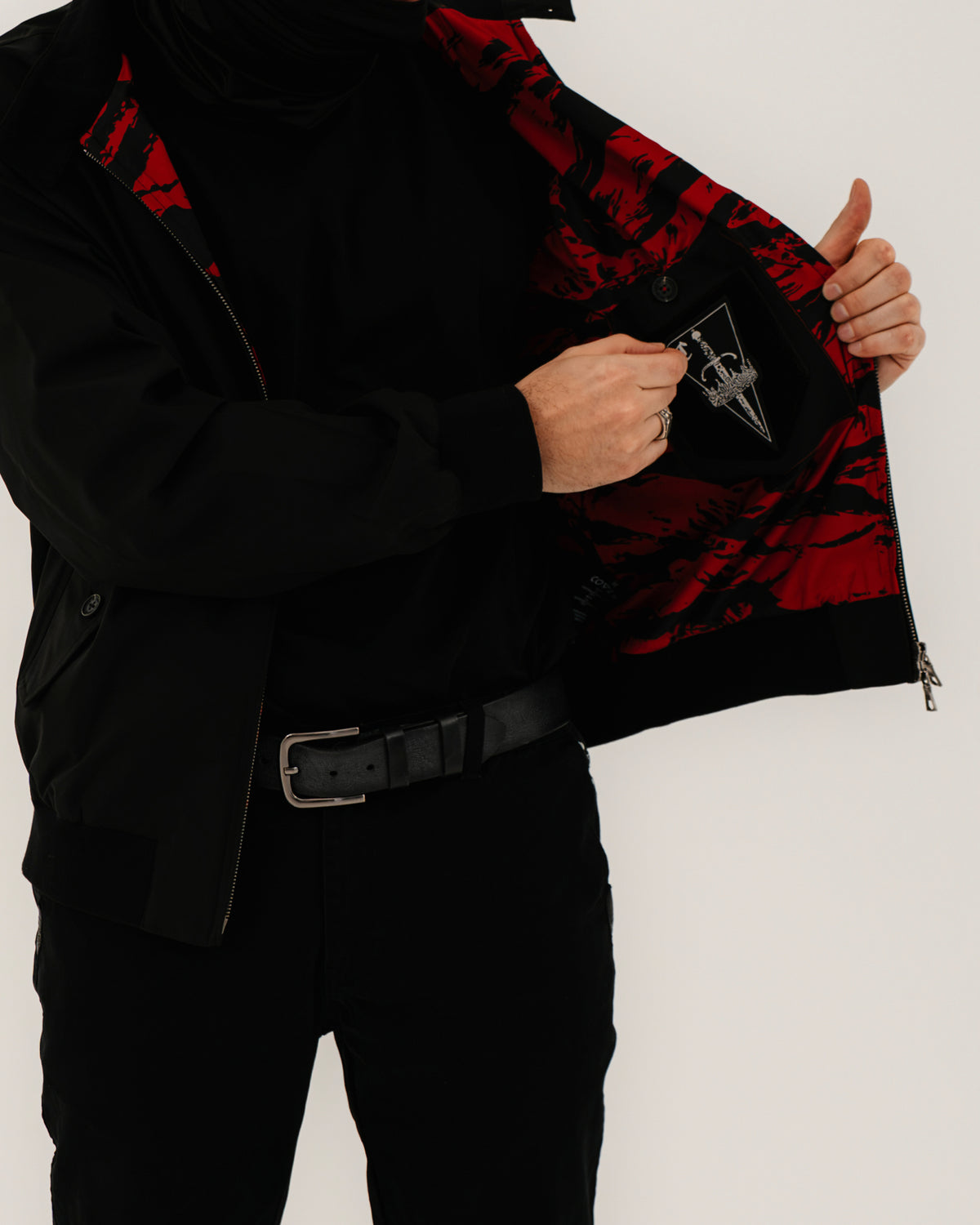 The Pariah Harrington Jacke in Schwarz am Model, COVEN Patch wird von der Patchflauschfläche gelöst