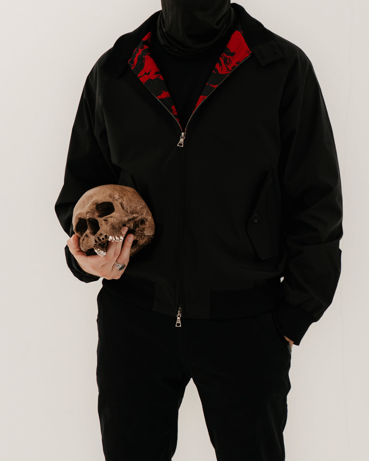 The Pariah Harrington Jacke in Schwarz am Model mit Totenschädel