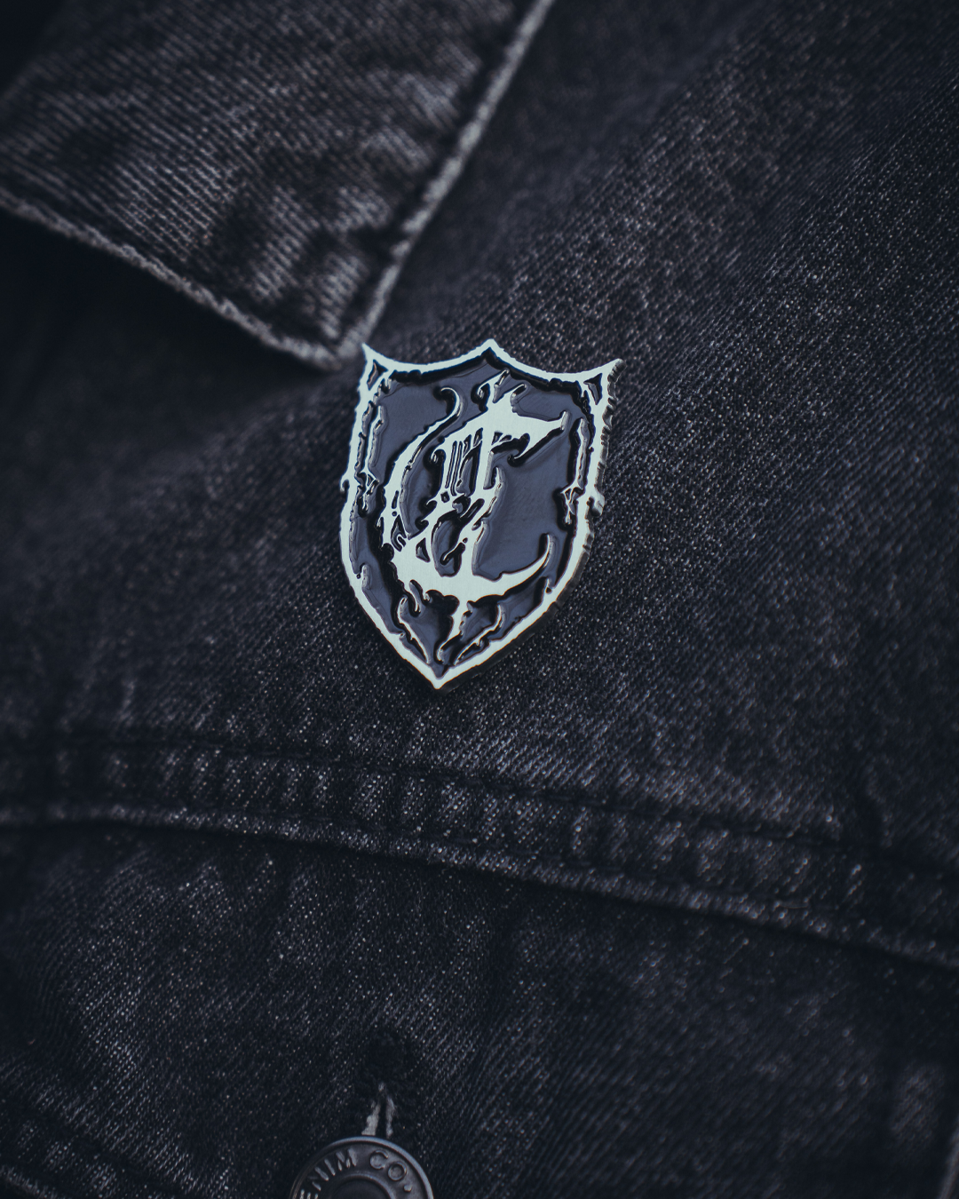 Crest - Obsidian Mark - Pin