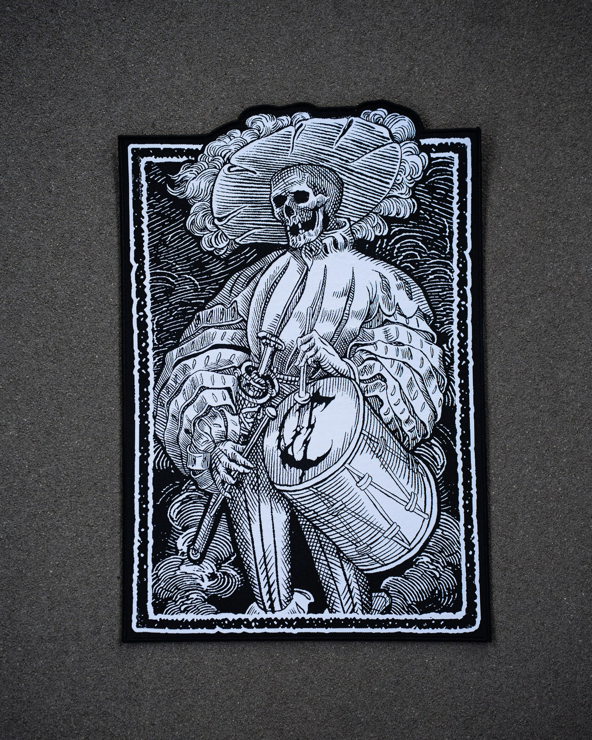 Bis die Trommel schweigt Backpatch von COVEN, gestickter Trommler mit Federhut in Schwarz-Weiß
