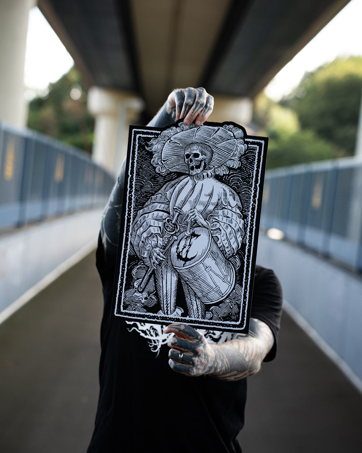 Bis die Trommel schweigt Backpatch in der Hand gehalten, Größenvergleich