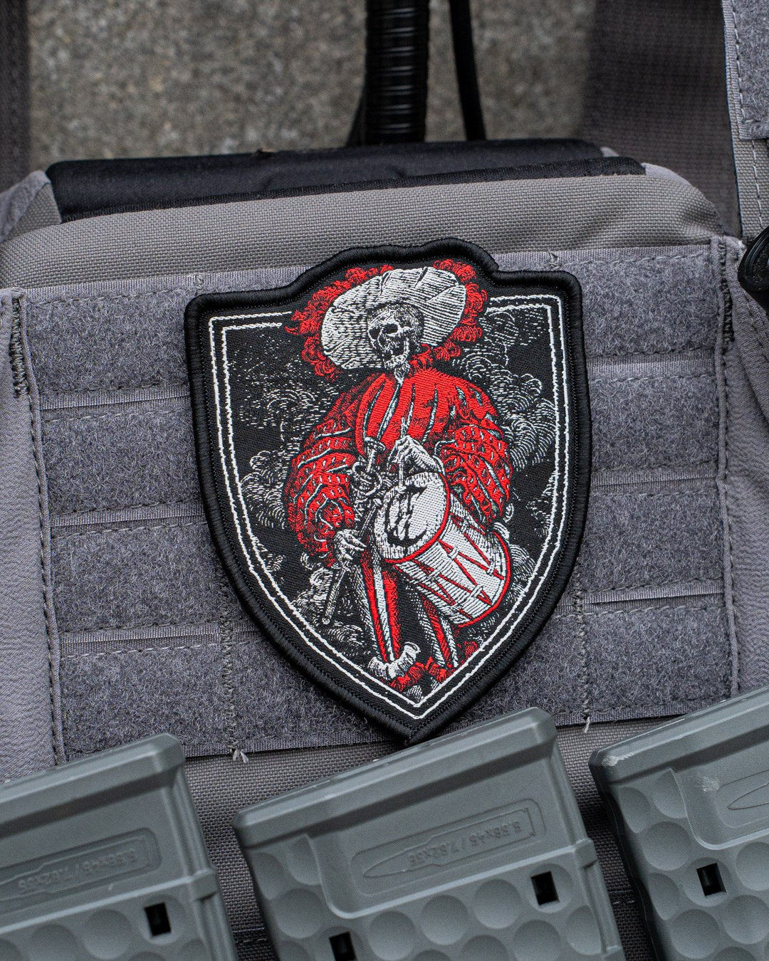 Bis die Trommel schweigt Patch in der Blutmond Edition auf Klettfläche