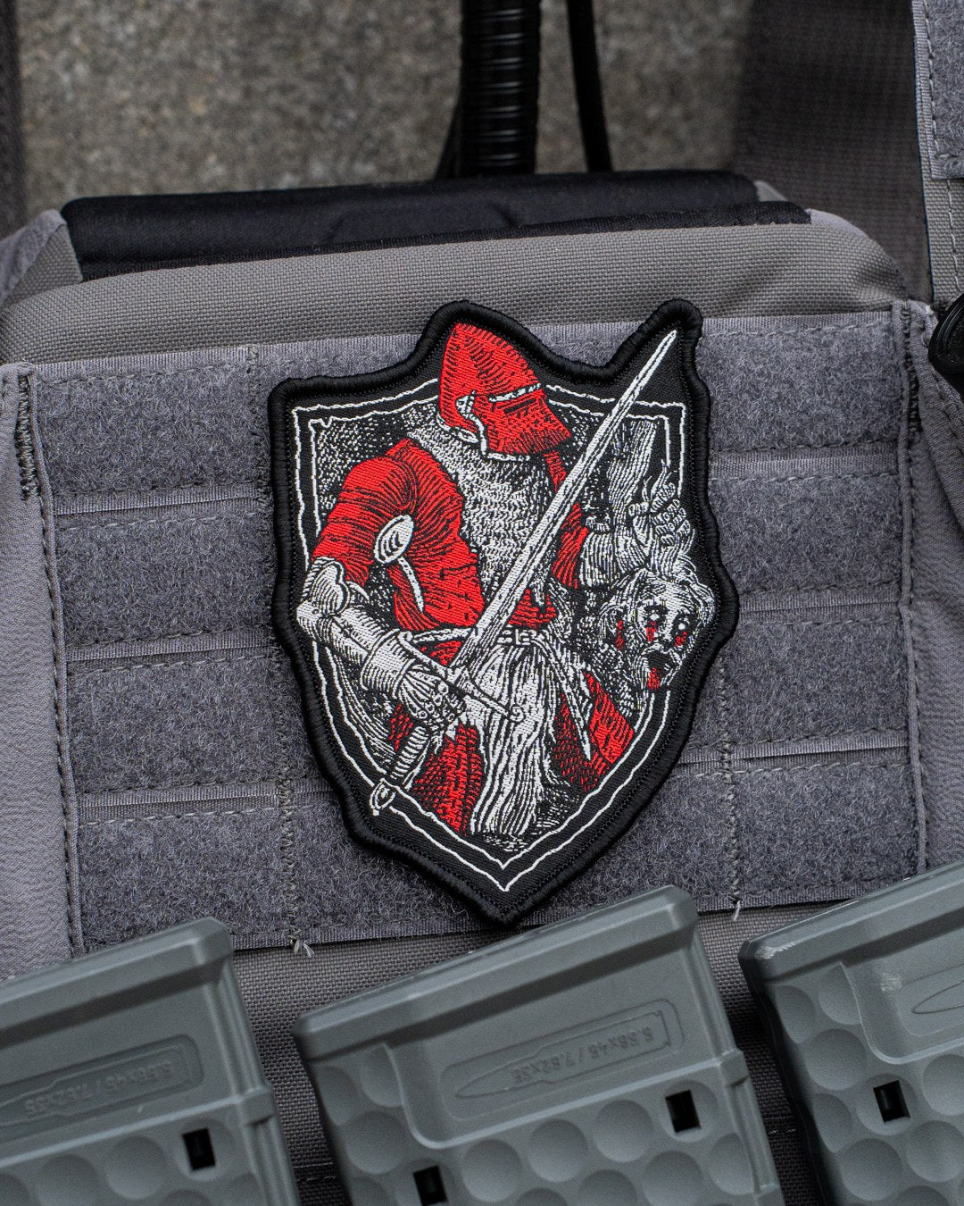 Blutzoll Patch in der Blutmond Edition, Ritter mit Lanze und rotem Umhang auf Wappenschild