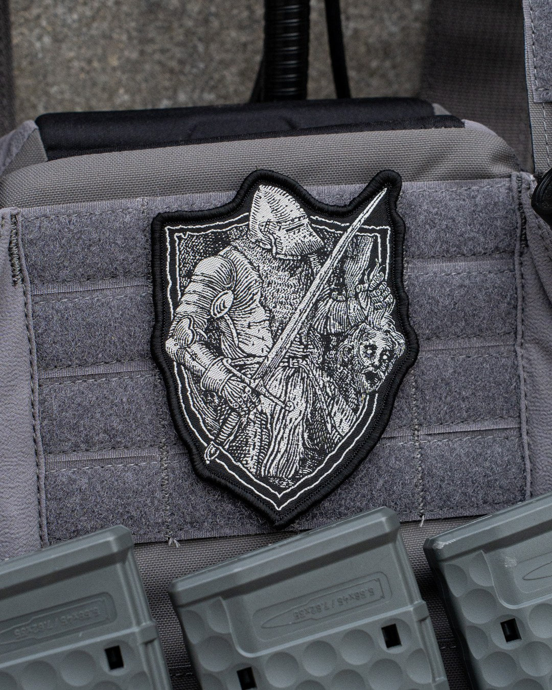 Blutzoll Patch von COVEN, Ritter mit Lanze auf Wappenschild in Schwarz-Weiß