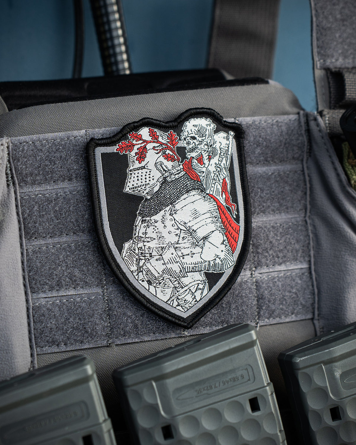 Der Galgenpfeifer Patch in der Blutmond Edition, Wappenschild mit Gehängtem und rotem Akzent