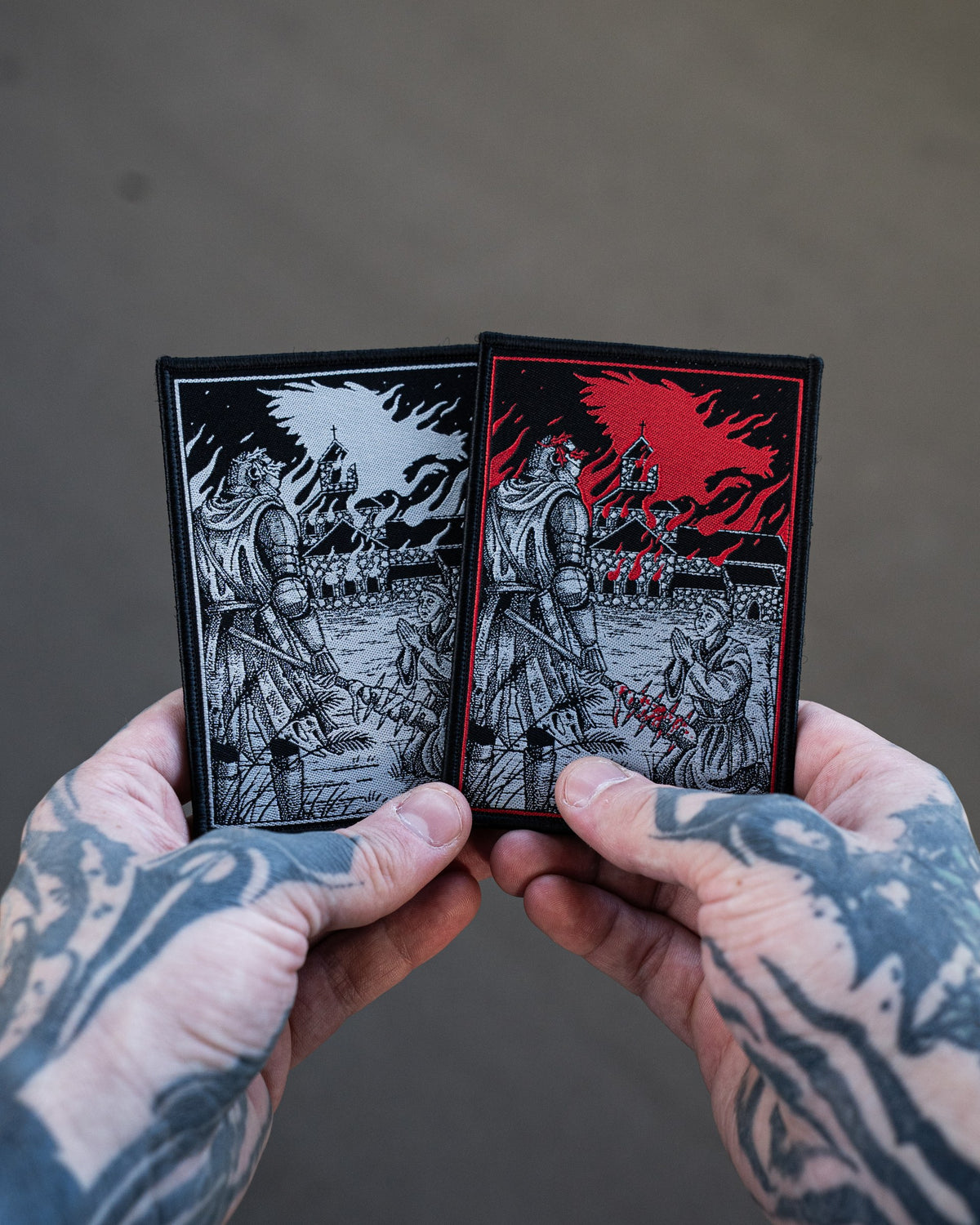 Der rote Hahn Patch, beide Editionen nebeneinander in der Hand gehalten