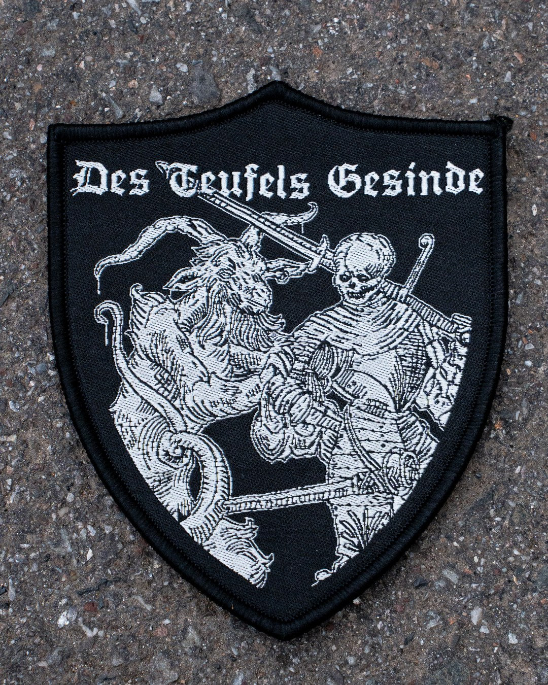 Des Teufels Gesinde Patch, Wappenschild mit Schriftzug im Detail