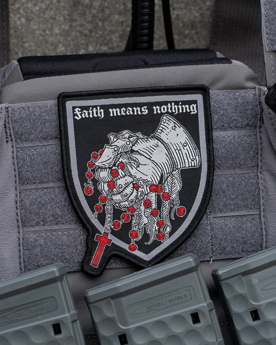 Faith means nothing Patch in der Blutmond Edition, Panzerhandschuh mit rotem Rosenkranz
