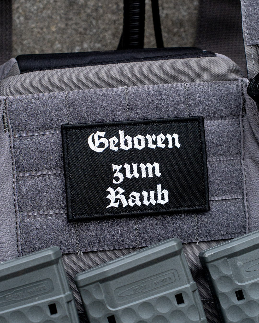 Geboren zum Raub Patch von COVEN, Schriftzug in Frakturschrift auf Klettfläche