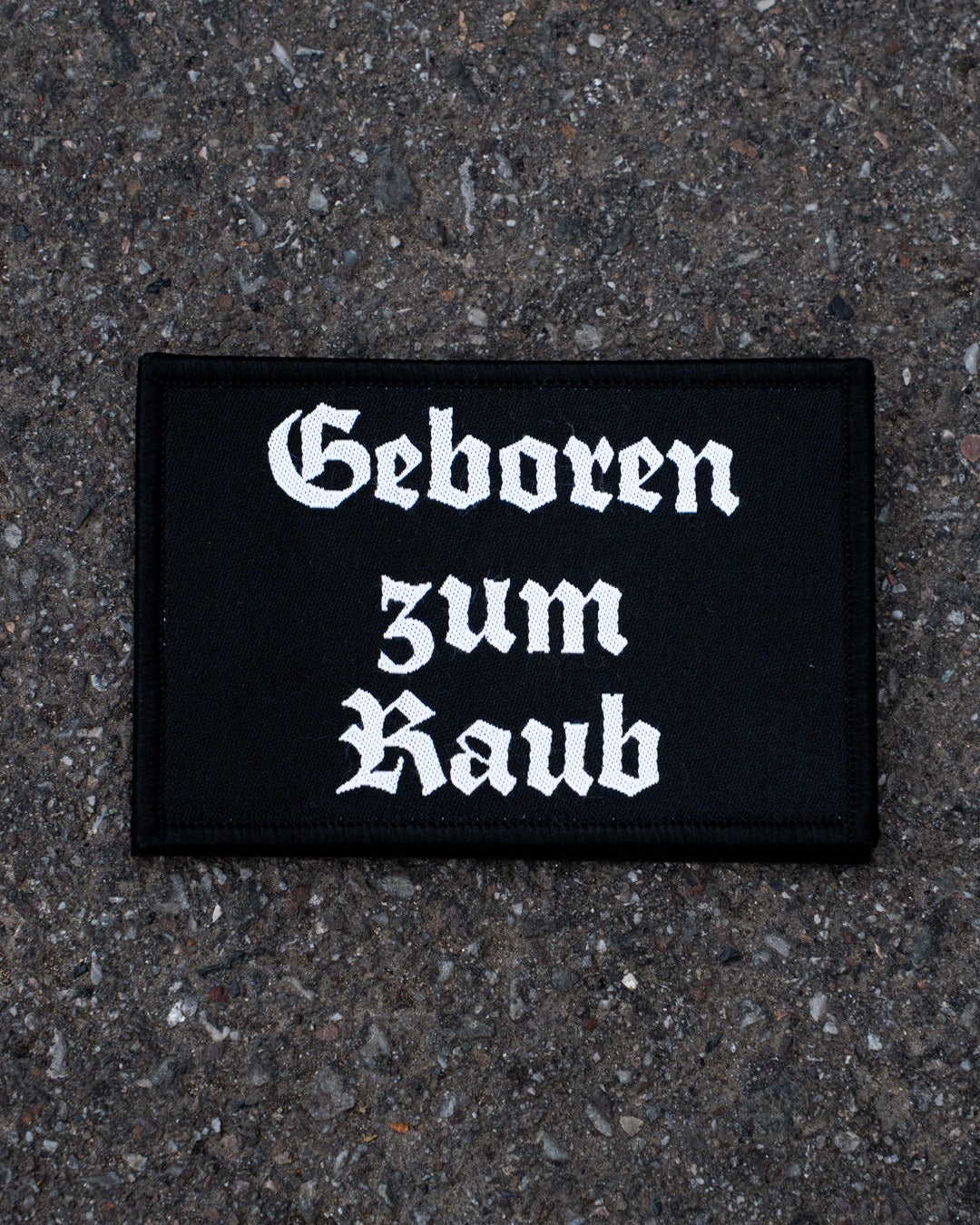 Geboren zum Raub Patch, Schriftzug im Detail