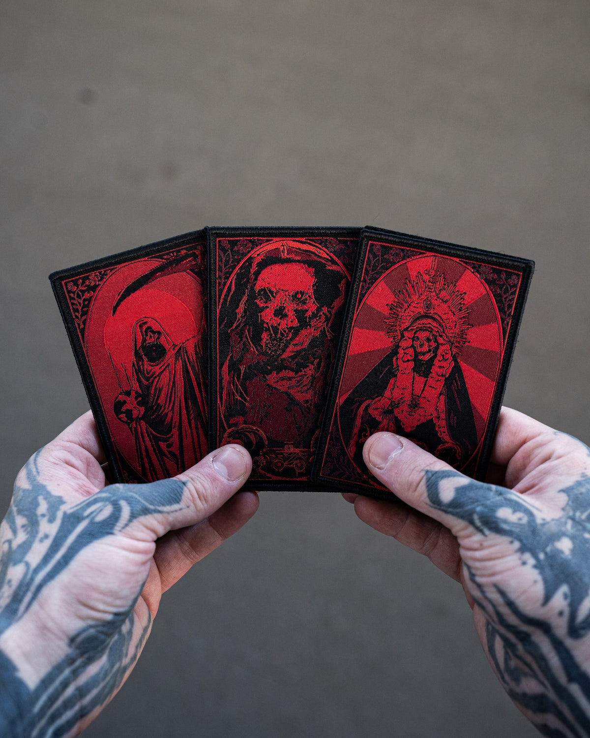 Dia de los Muertos Patch Set, Blutzauber Edition, in der Hand