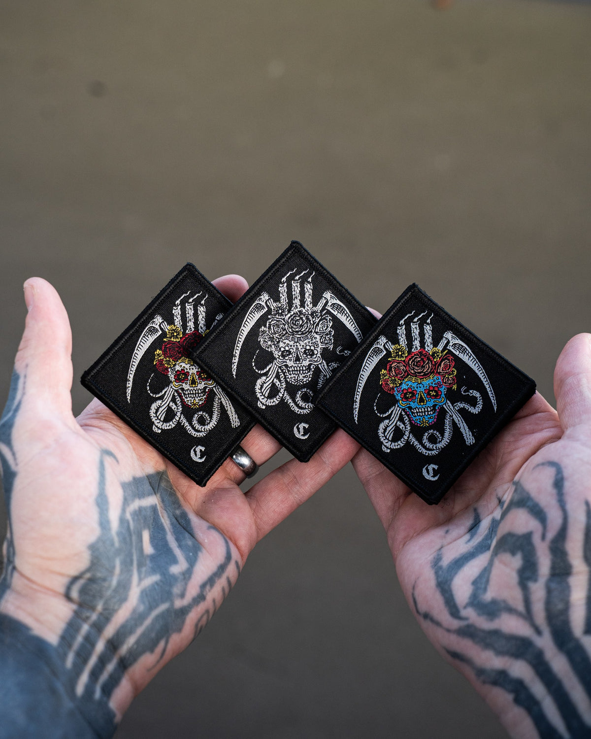 La Última Cosecha Patch Set, alle drei Varianten, in der Hand